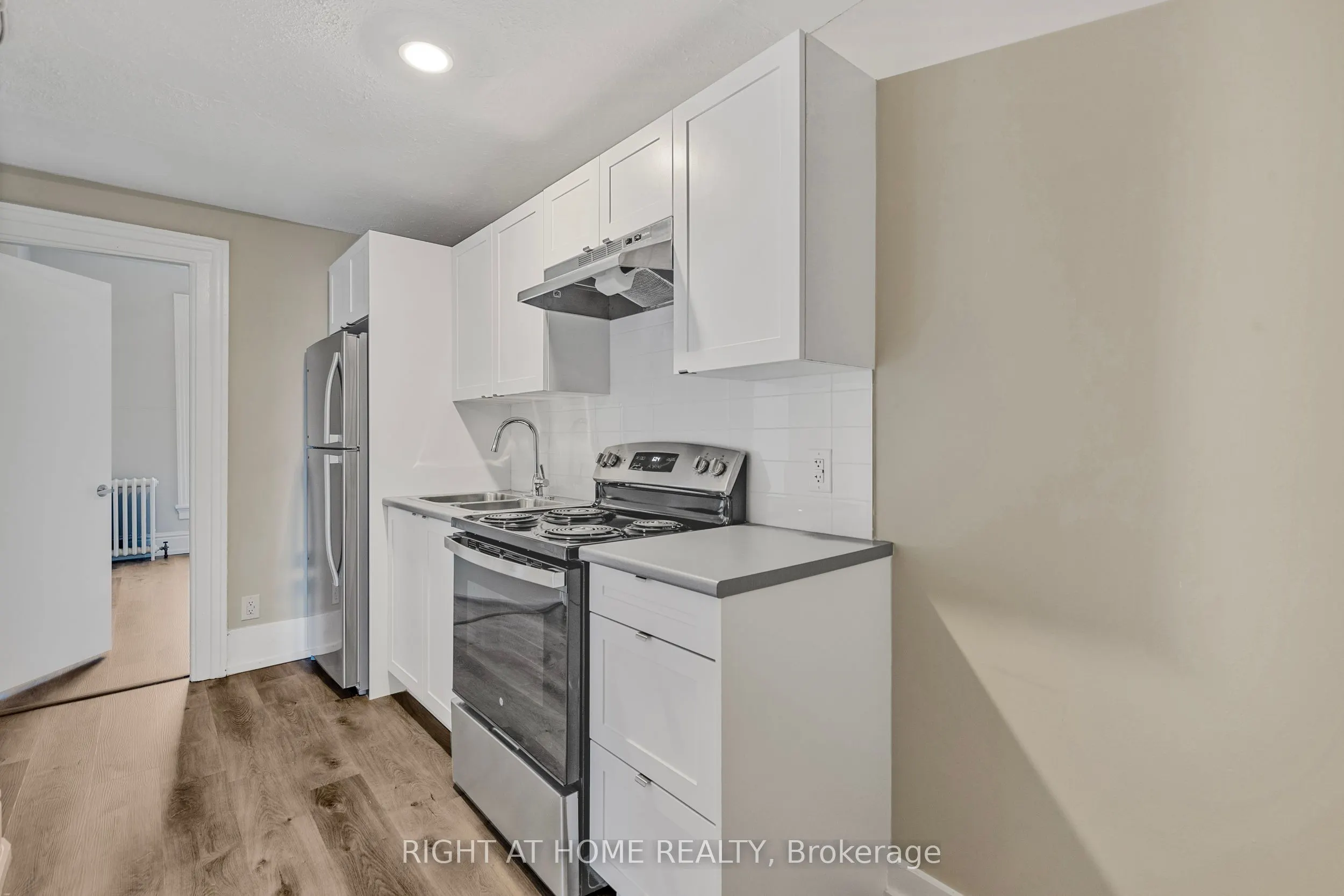 82 Welland Avenue, #10