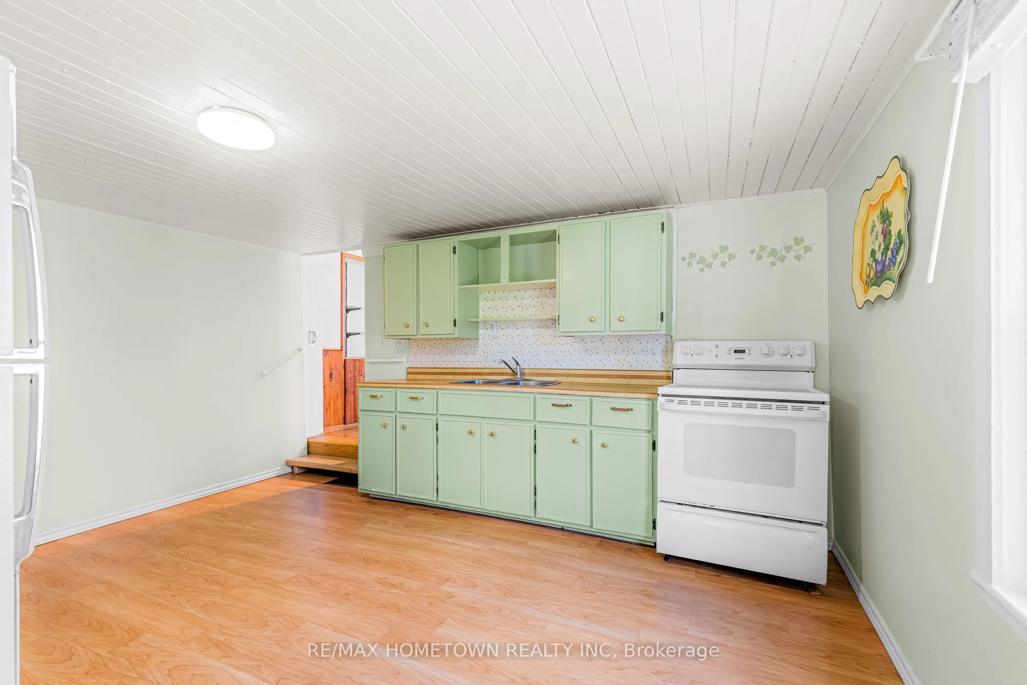 26 Front Avenue E