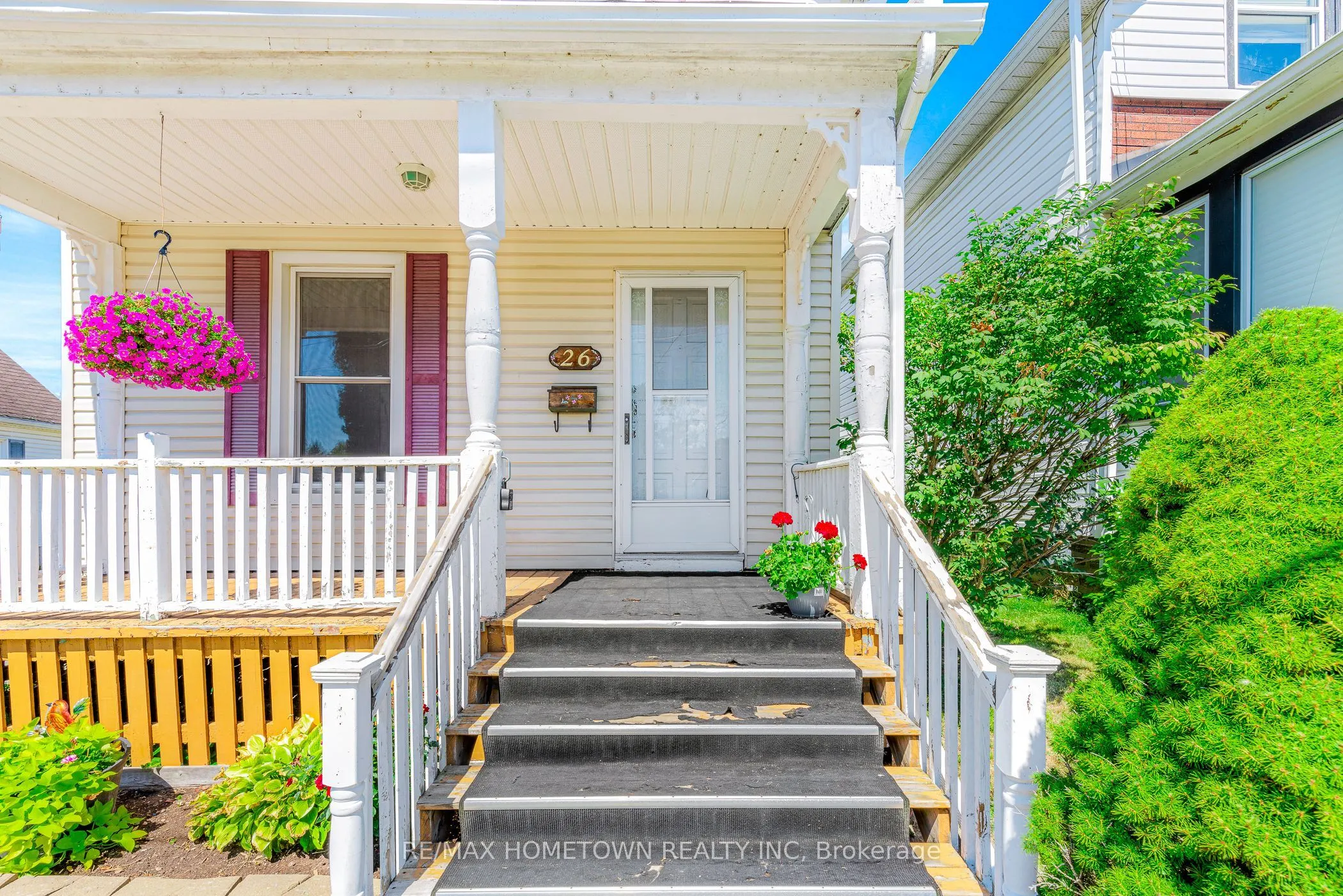 26 Front Avenue E