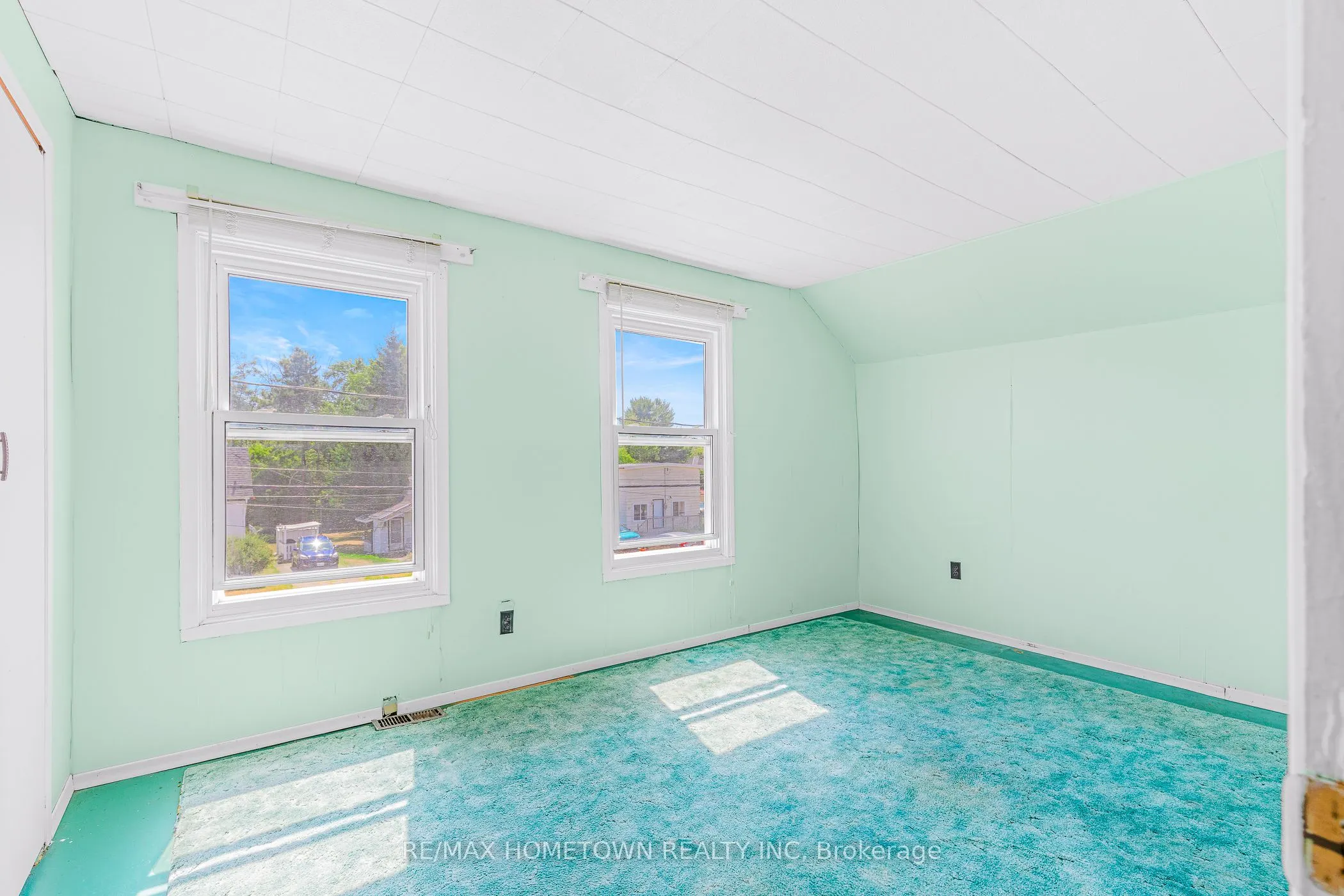 26 Front Avenue E