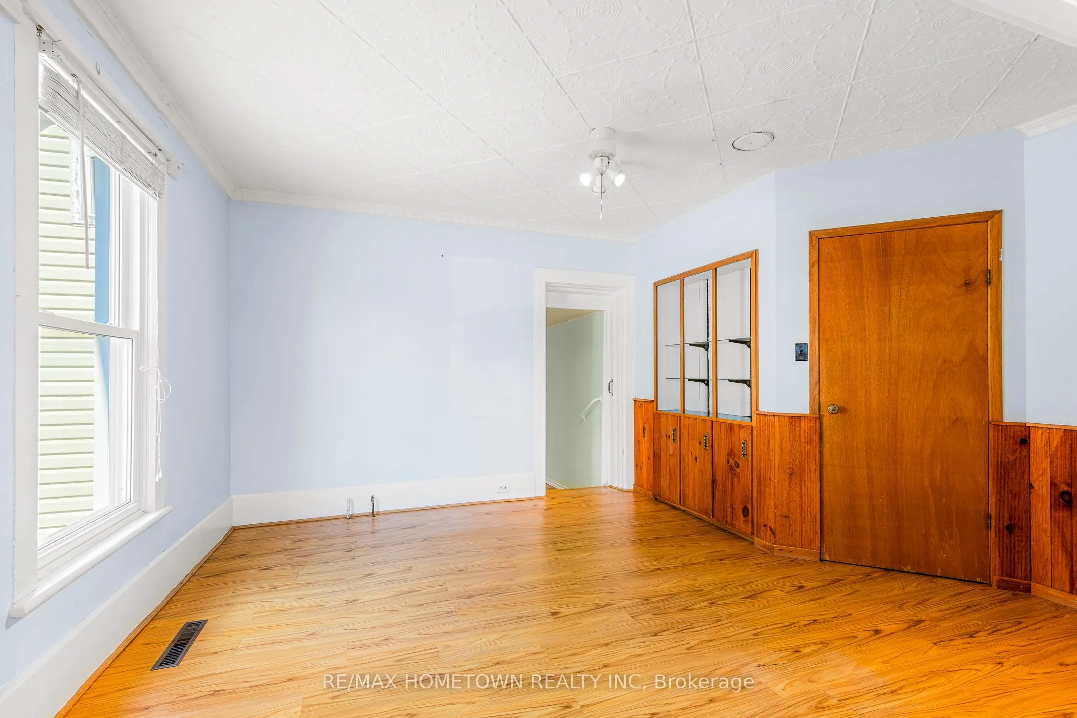 26 Front Avenue E