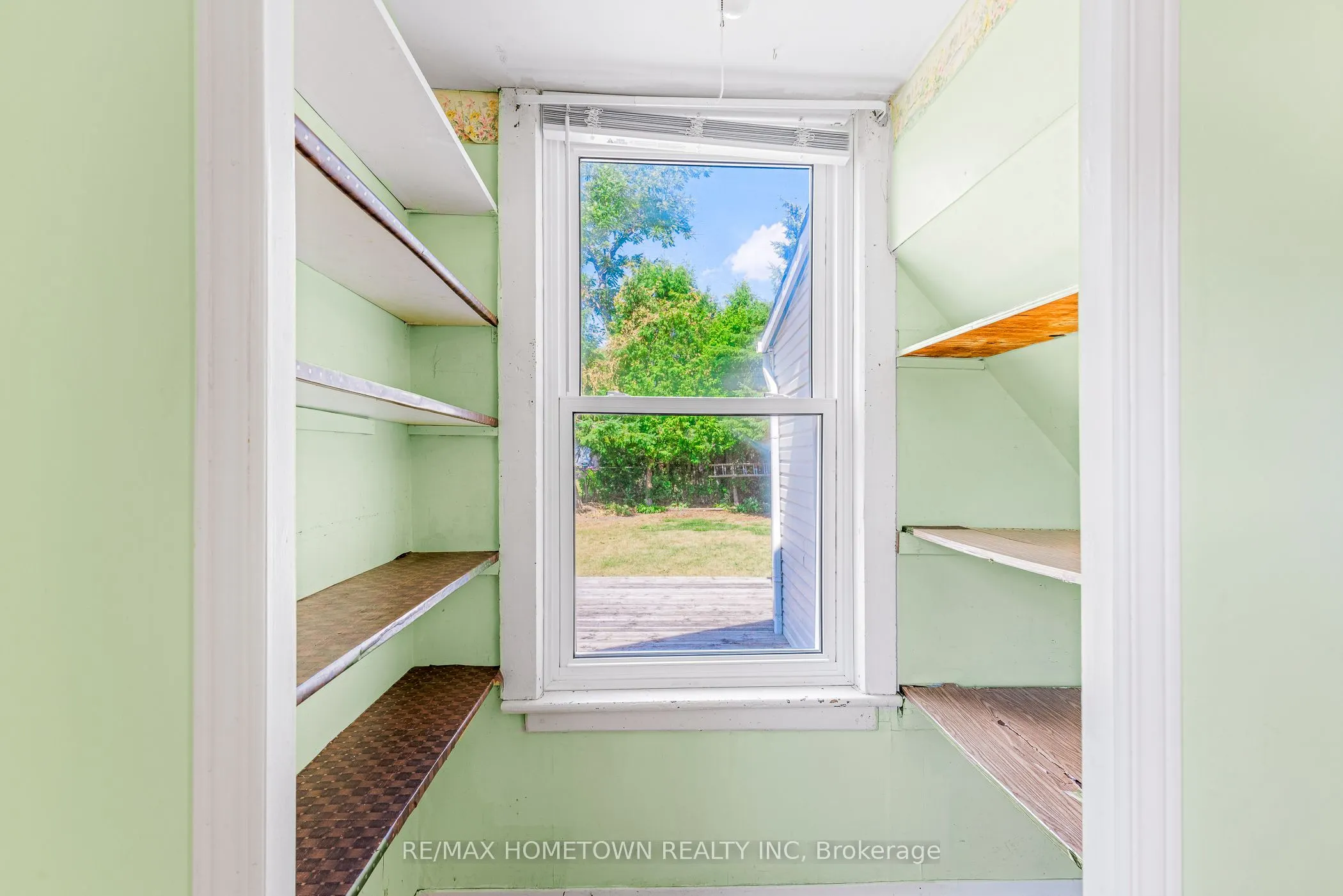 26 Front Avenue E