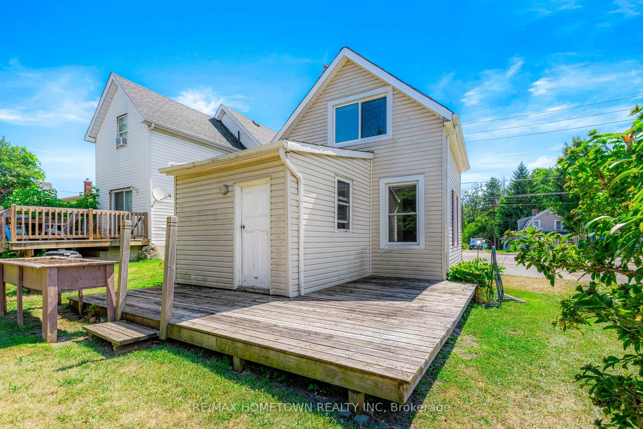 26 Front Avenue E