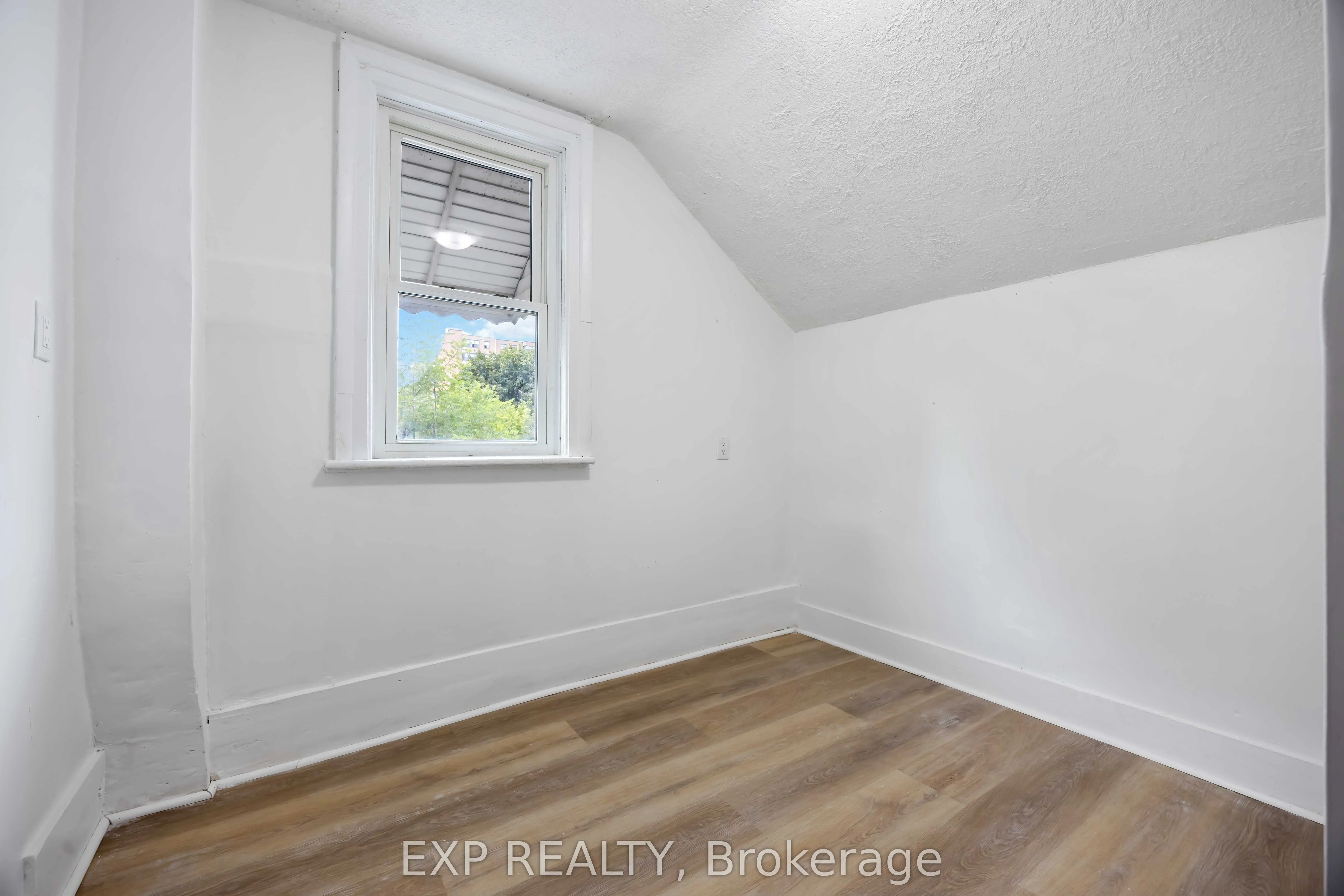 173 Brock Street S