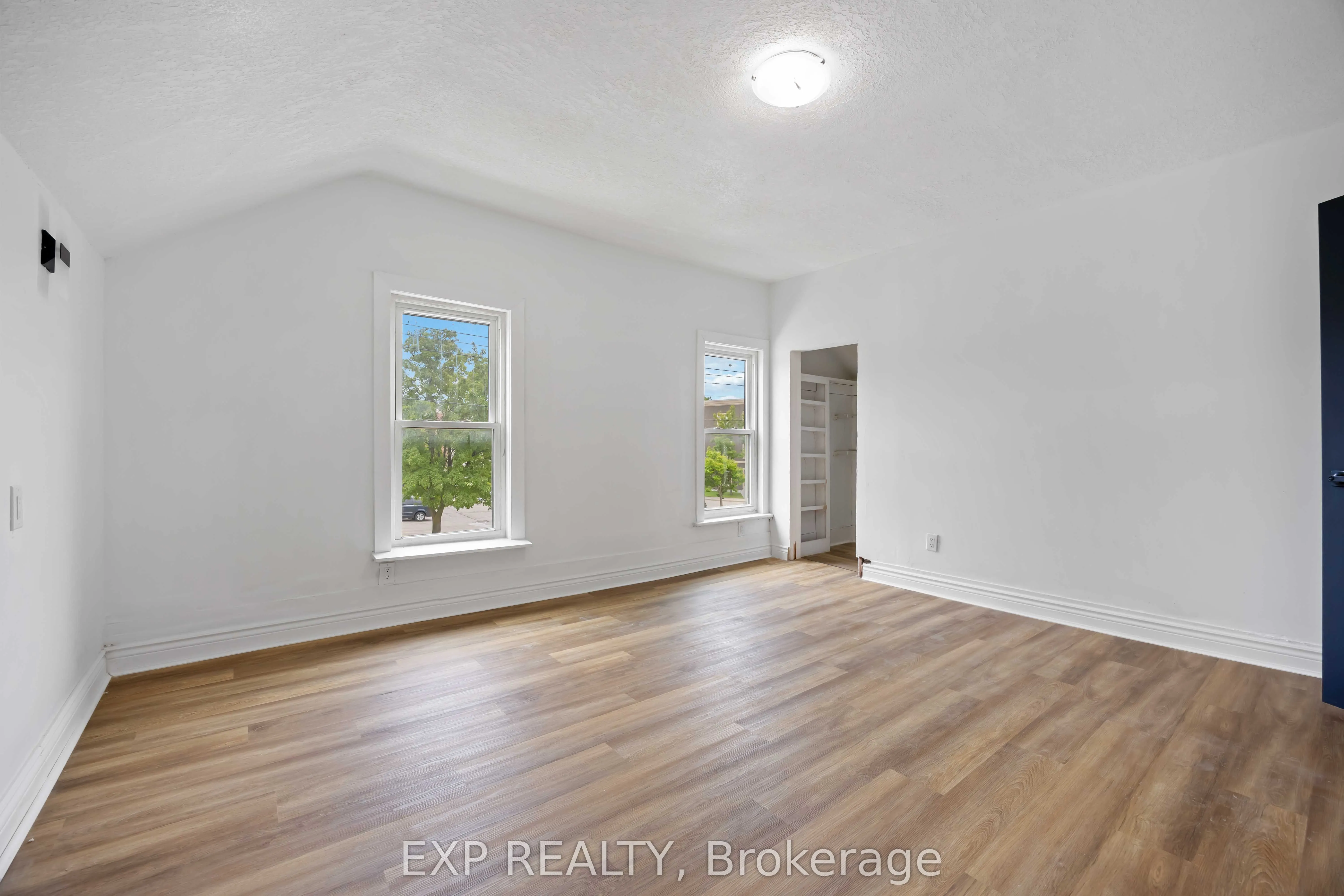 173 Brock Street S