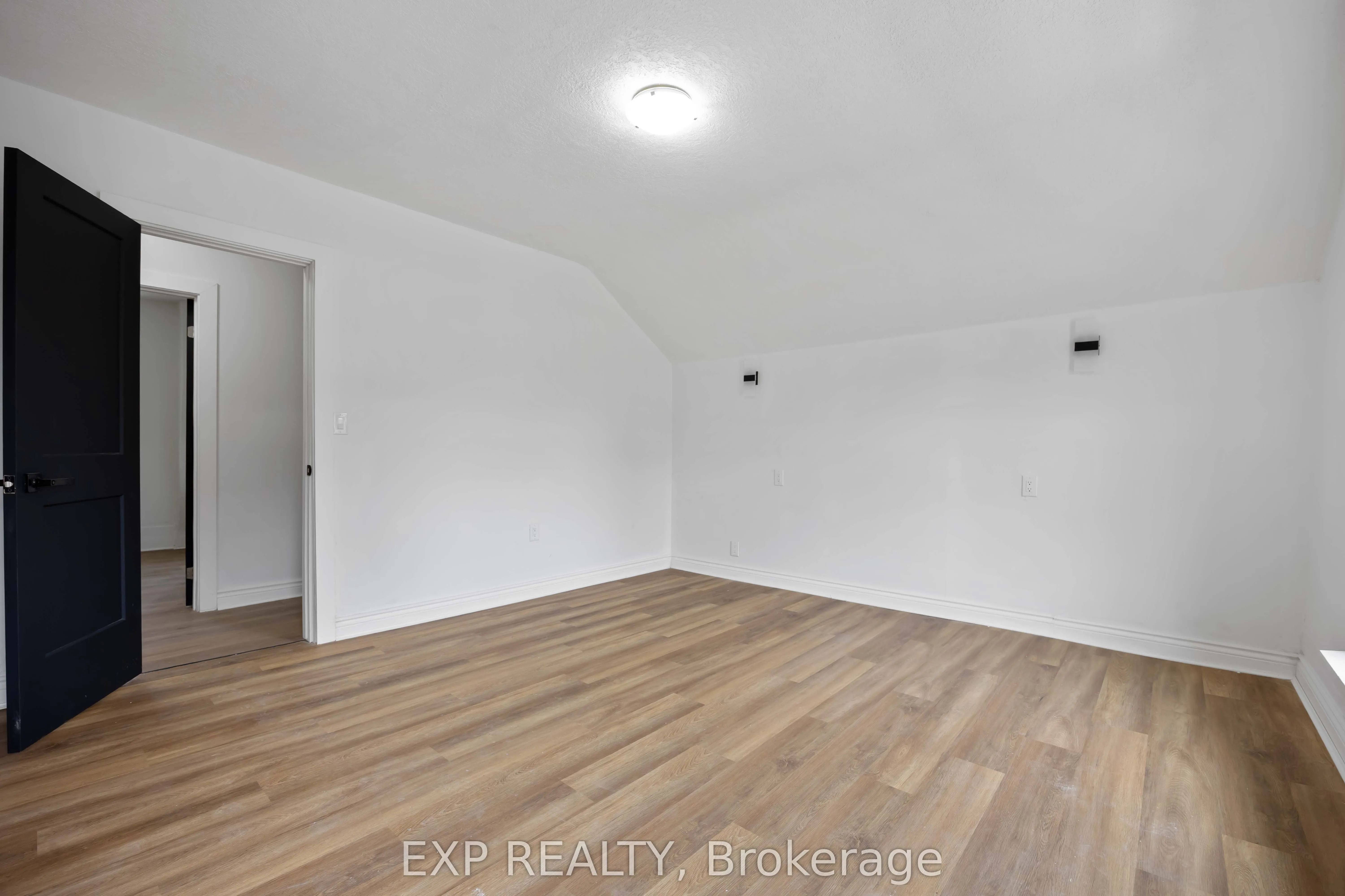 173 Brock Street S