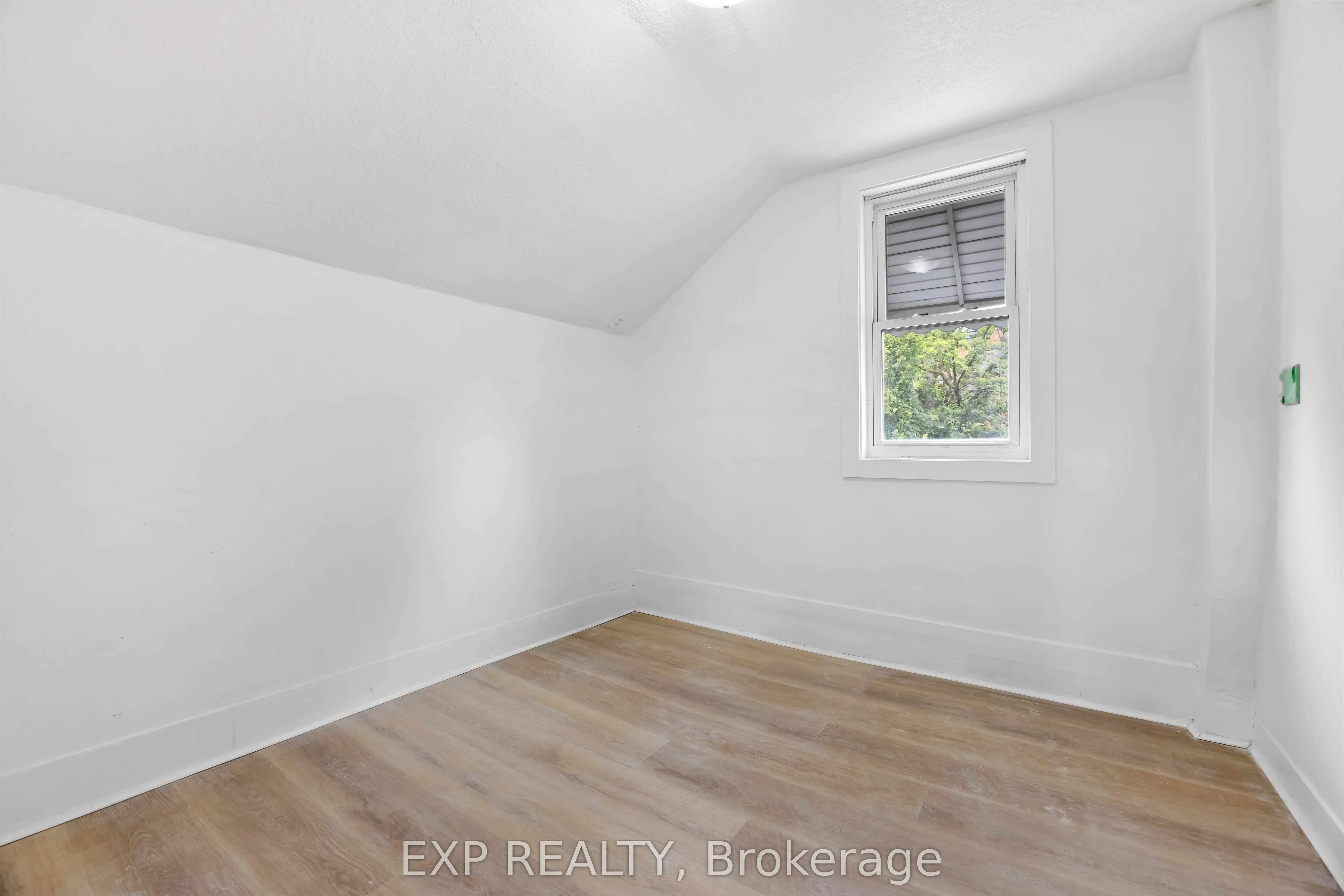 173 Brock Street S
