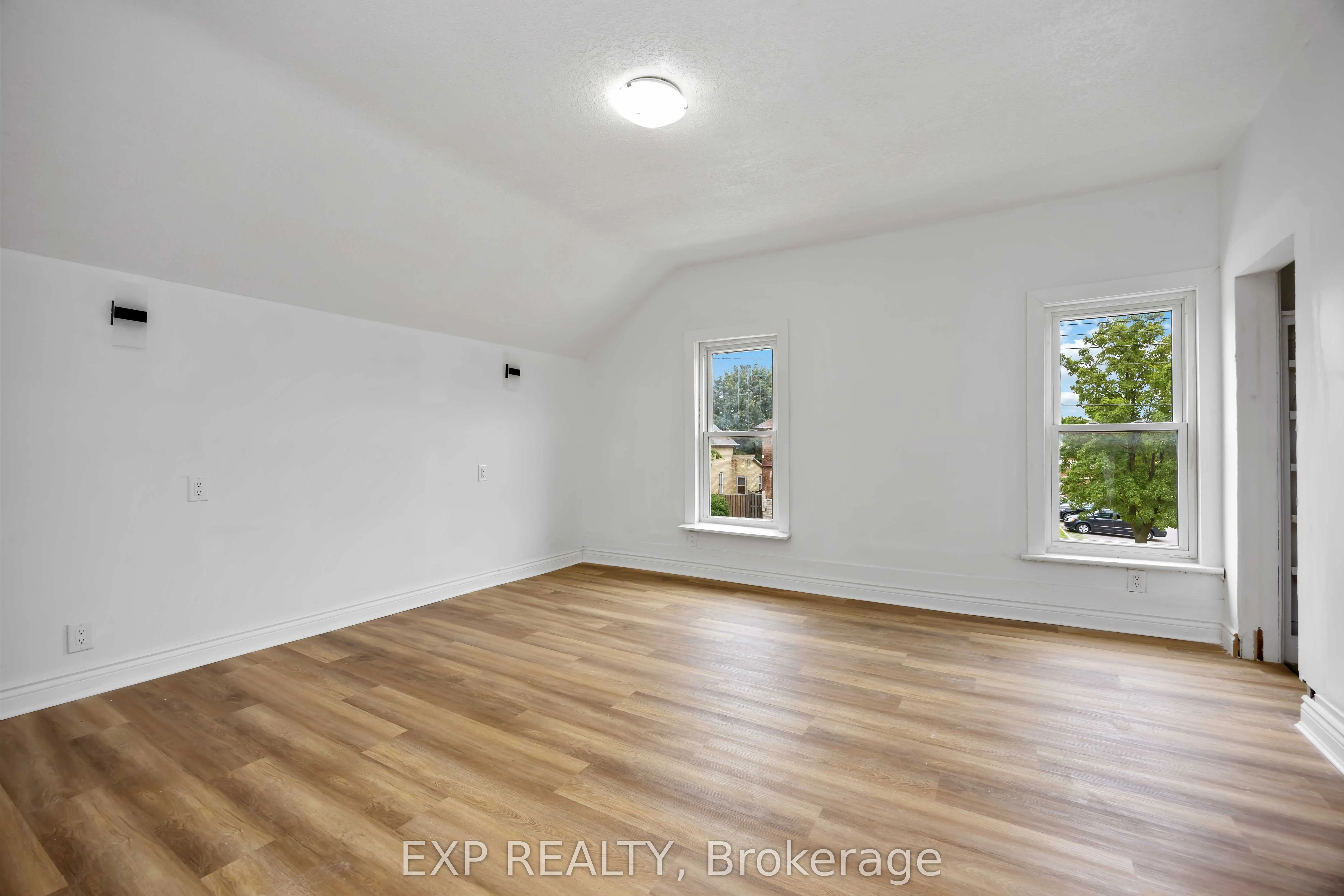 173 Brock Street S