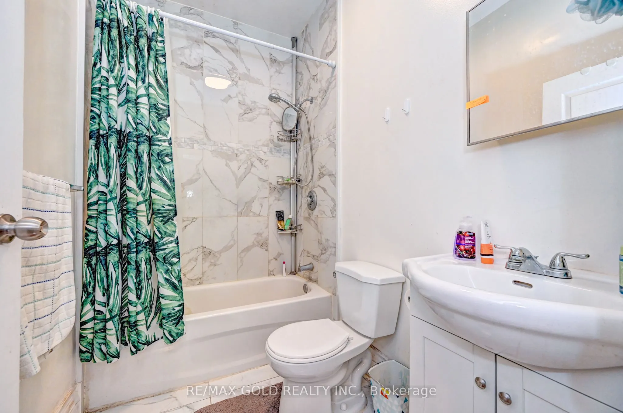 15 AINSLIE Street N, #3