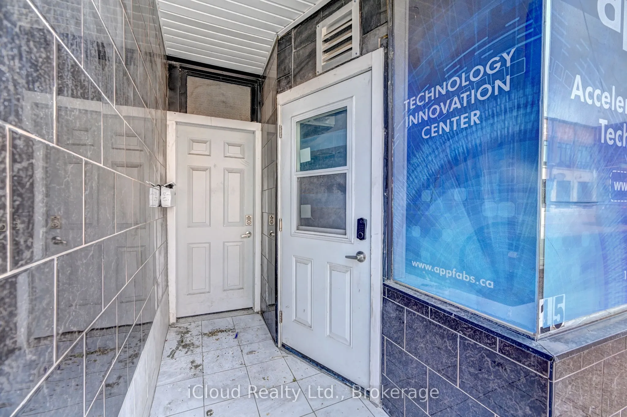 15 AINSLIE Street N, #3
