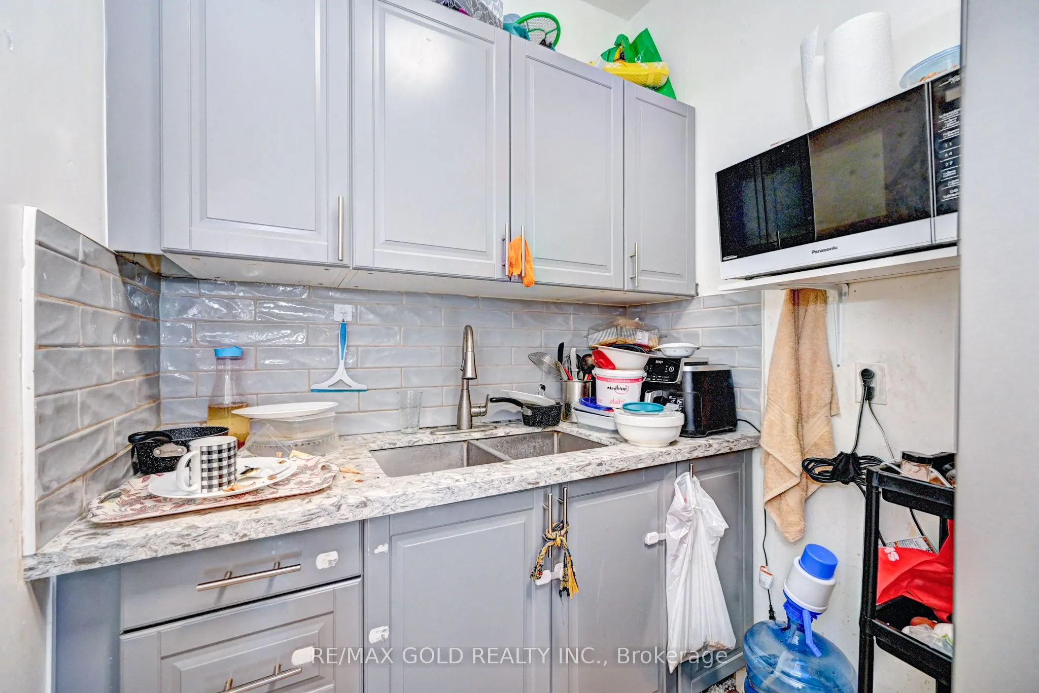 15 AINSLIE Street N, #3