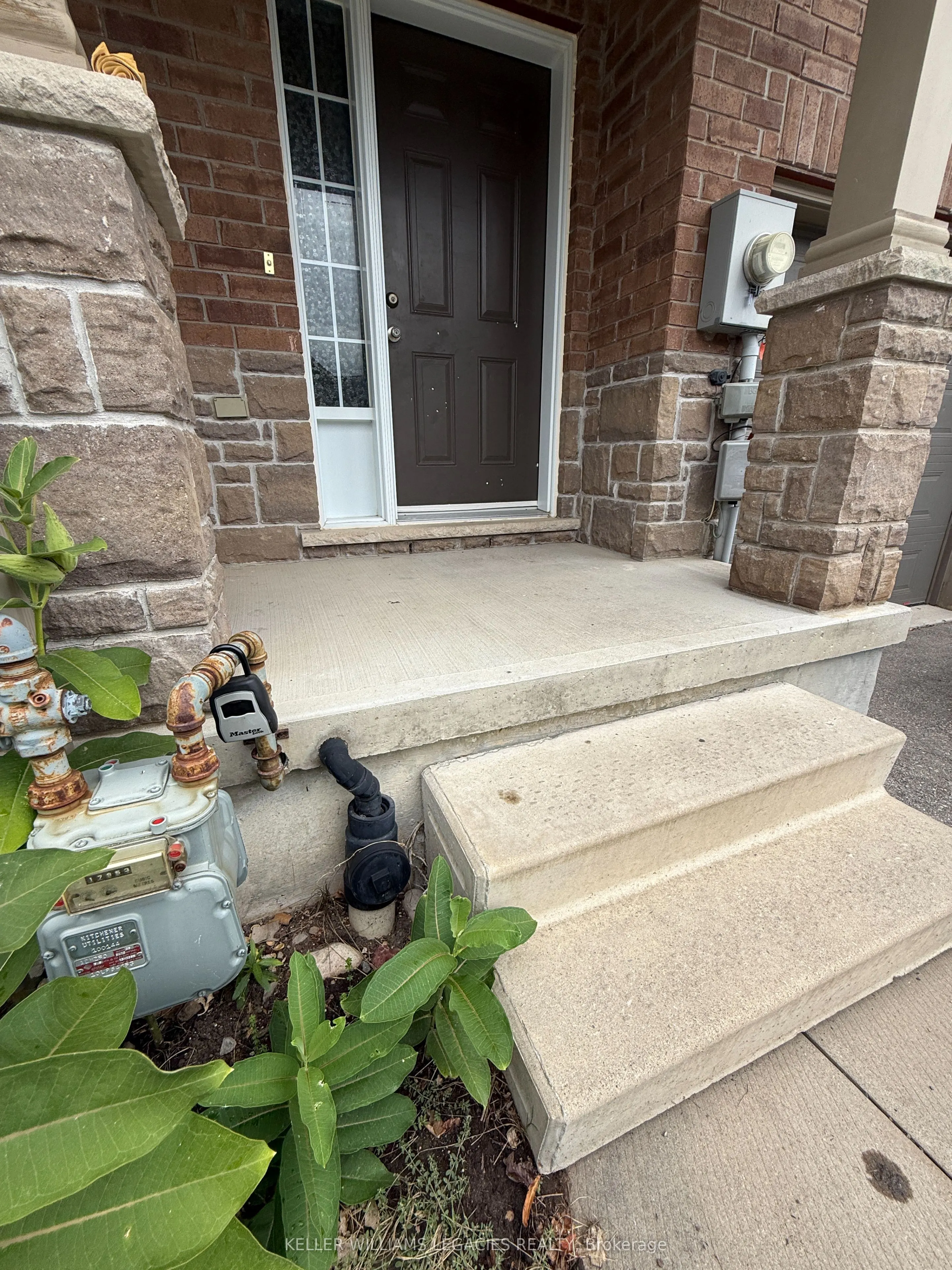 933 Zeller Crescent