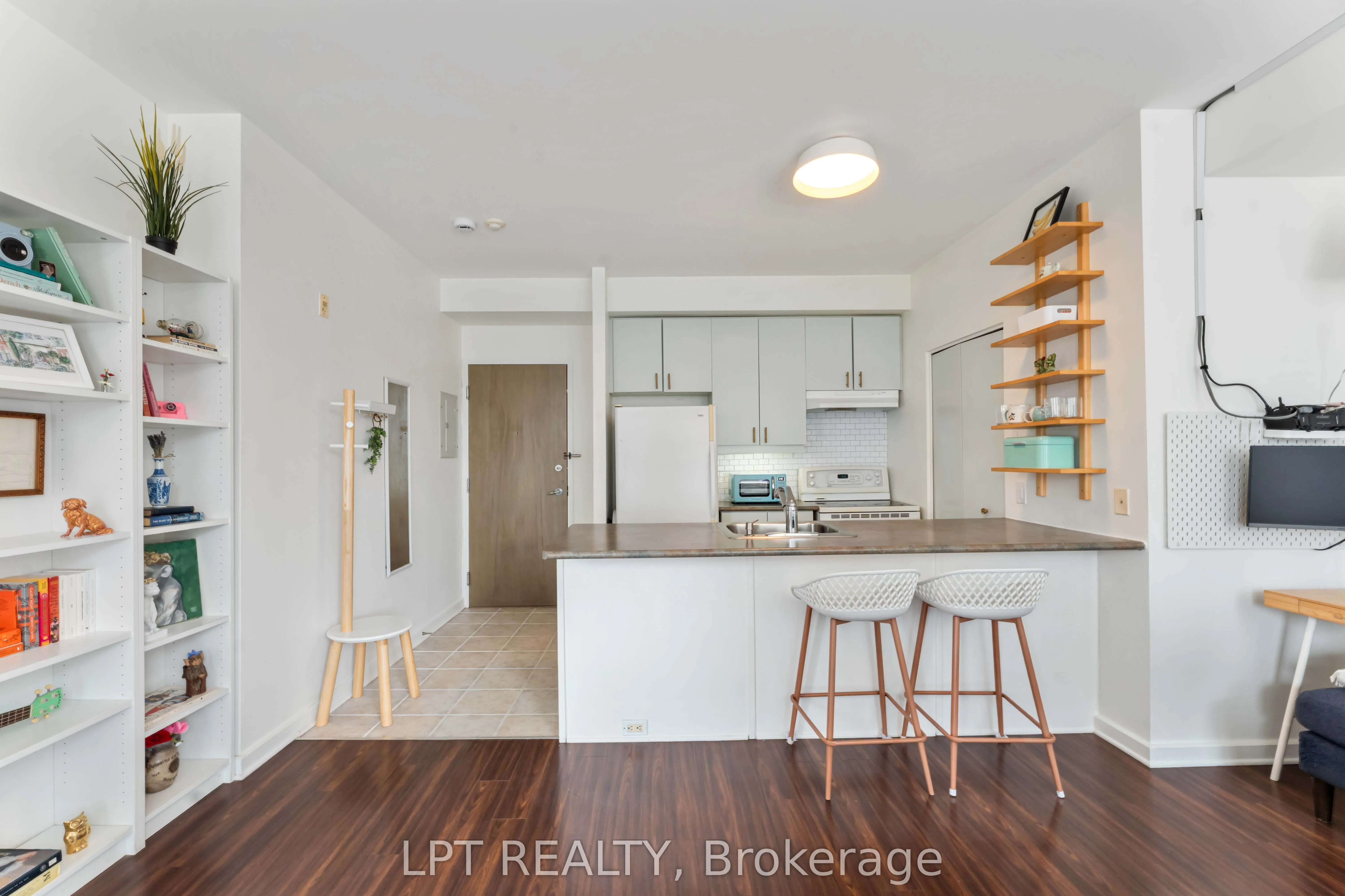 150 Caroline Avenue, #206