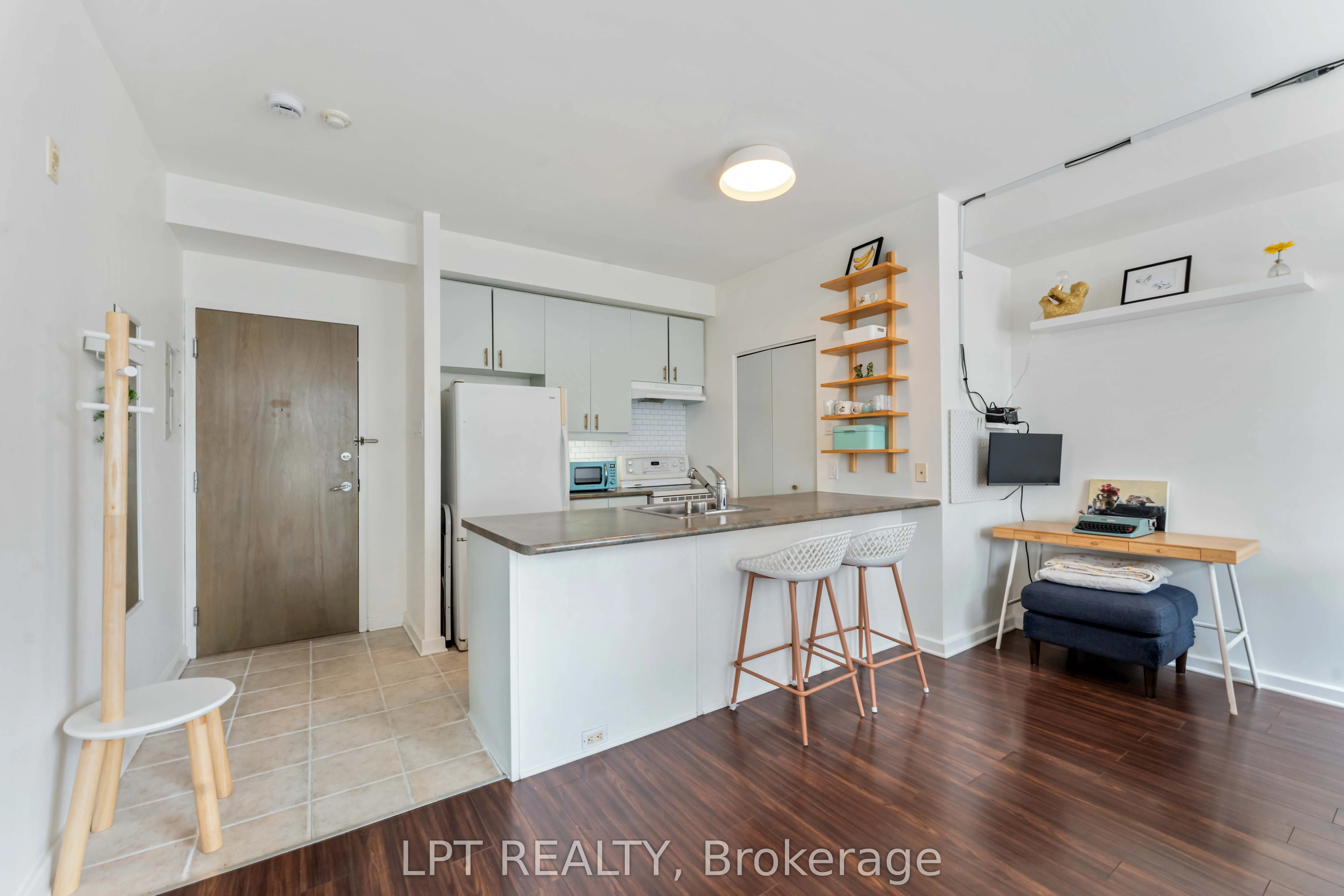 150 Caroline Avenue, #206