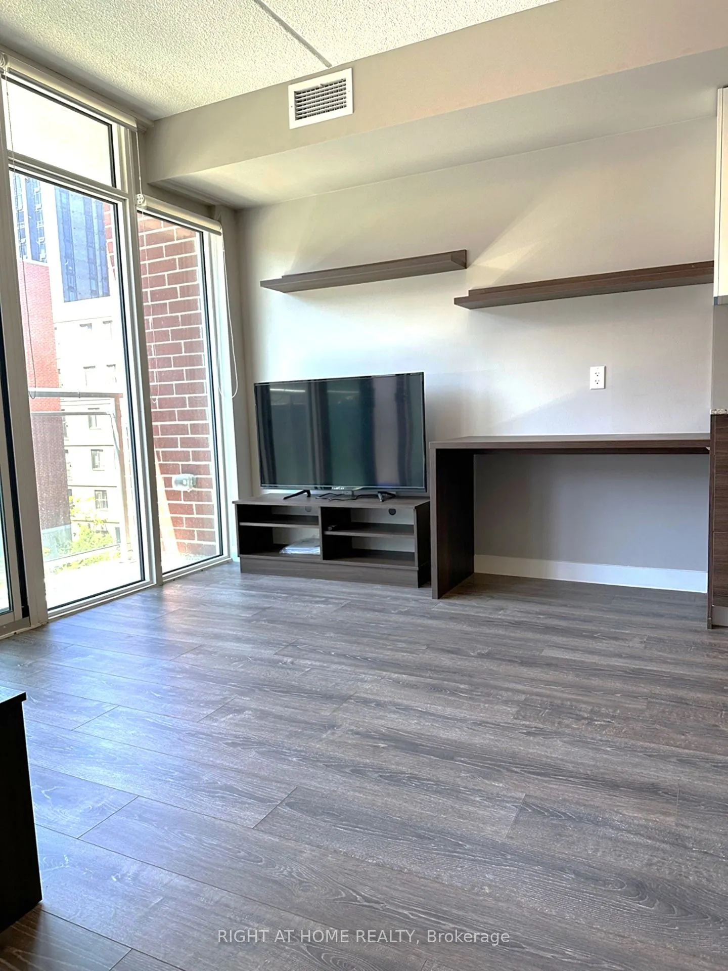 308 Lester Street, #418