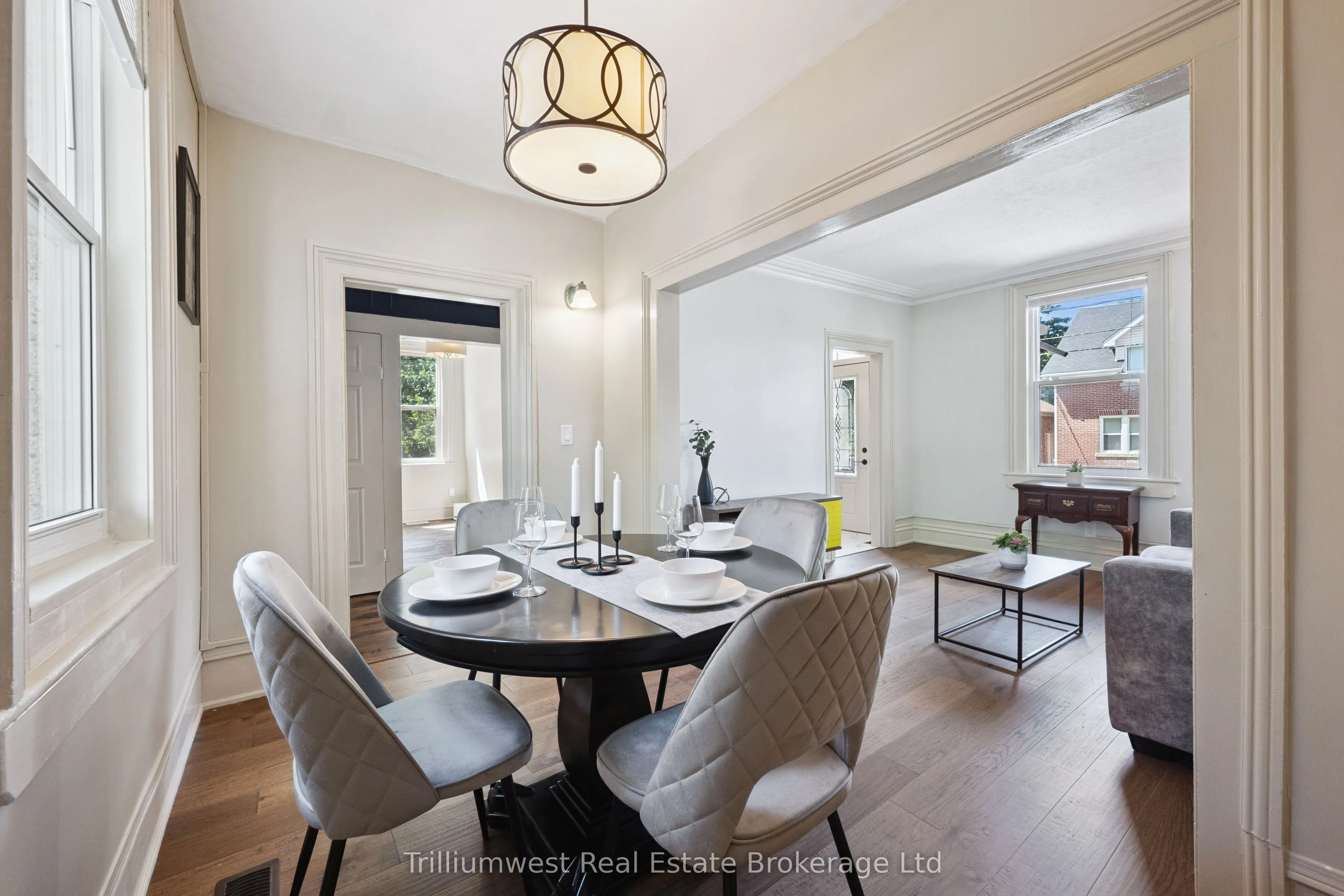10 James Street W