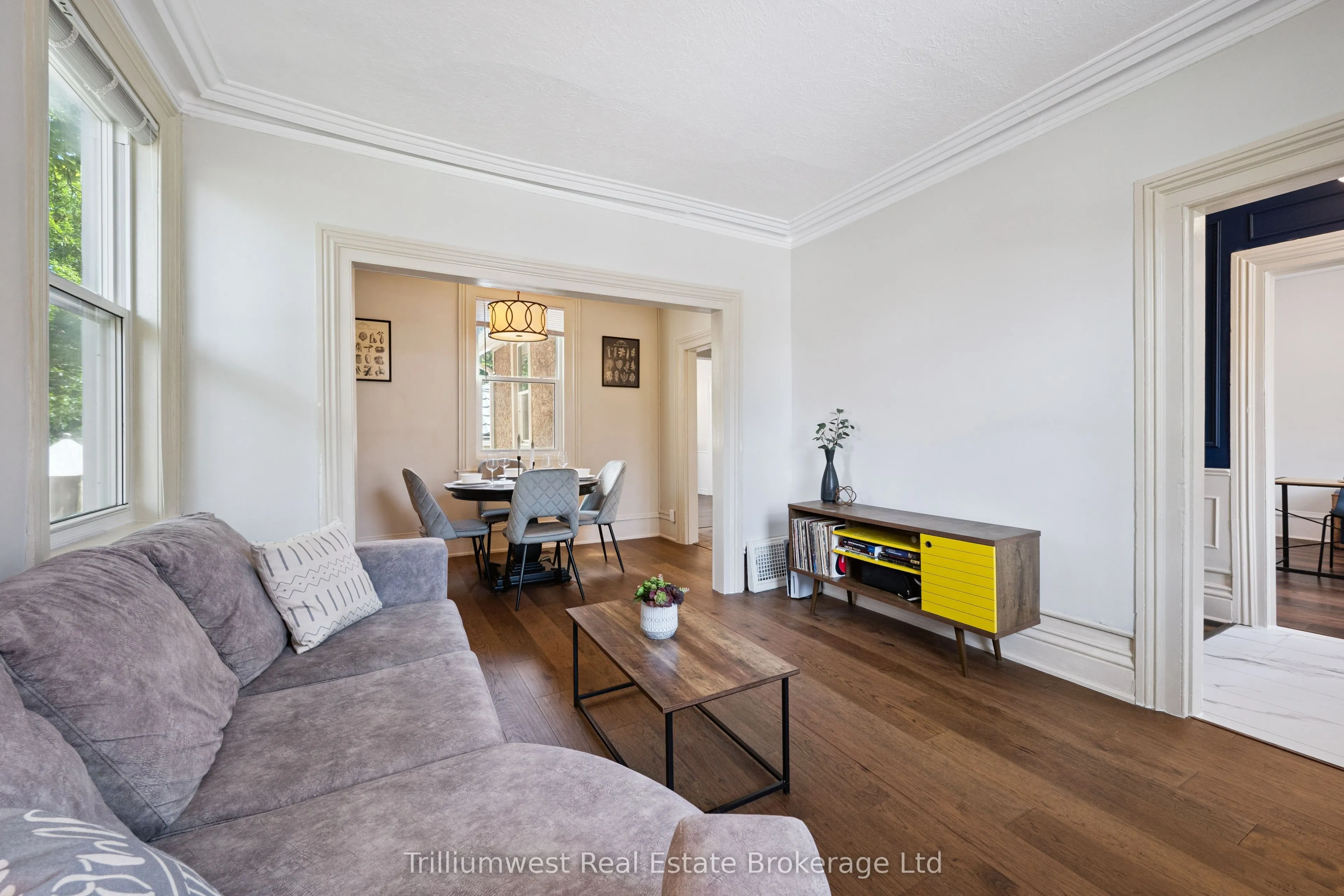 10 James Street W