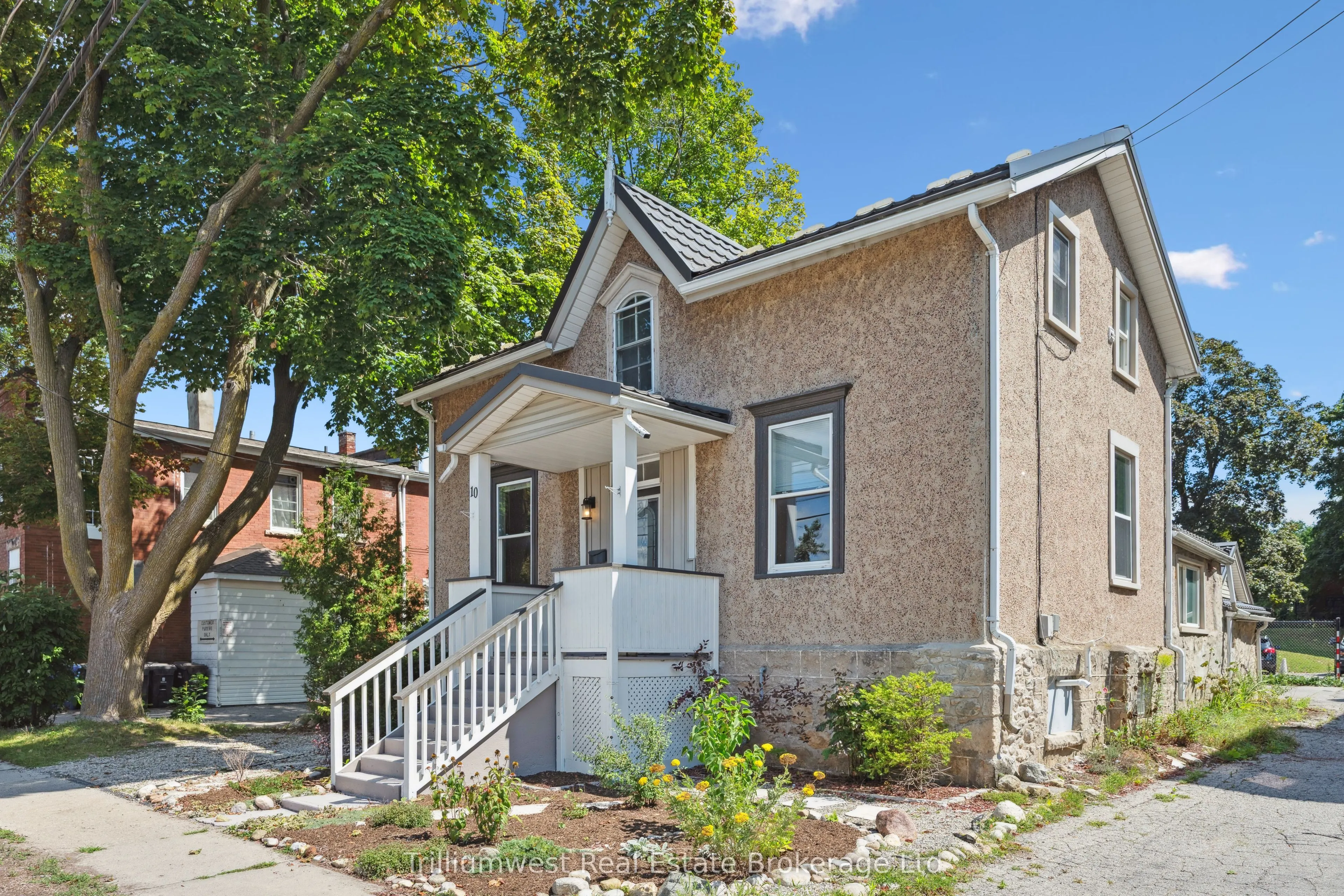 10 James Street W