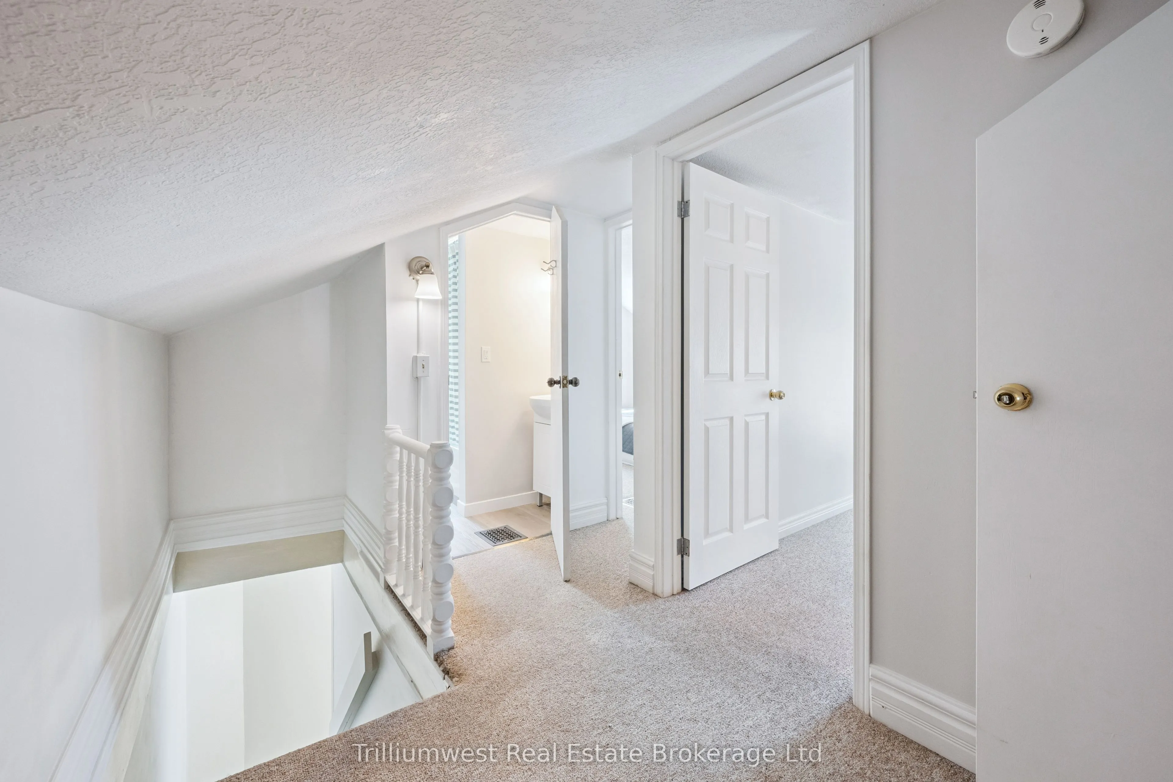 10 James Street W