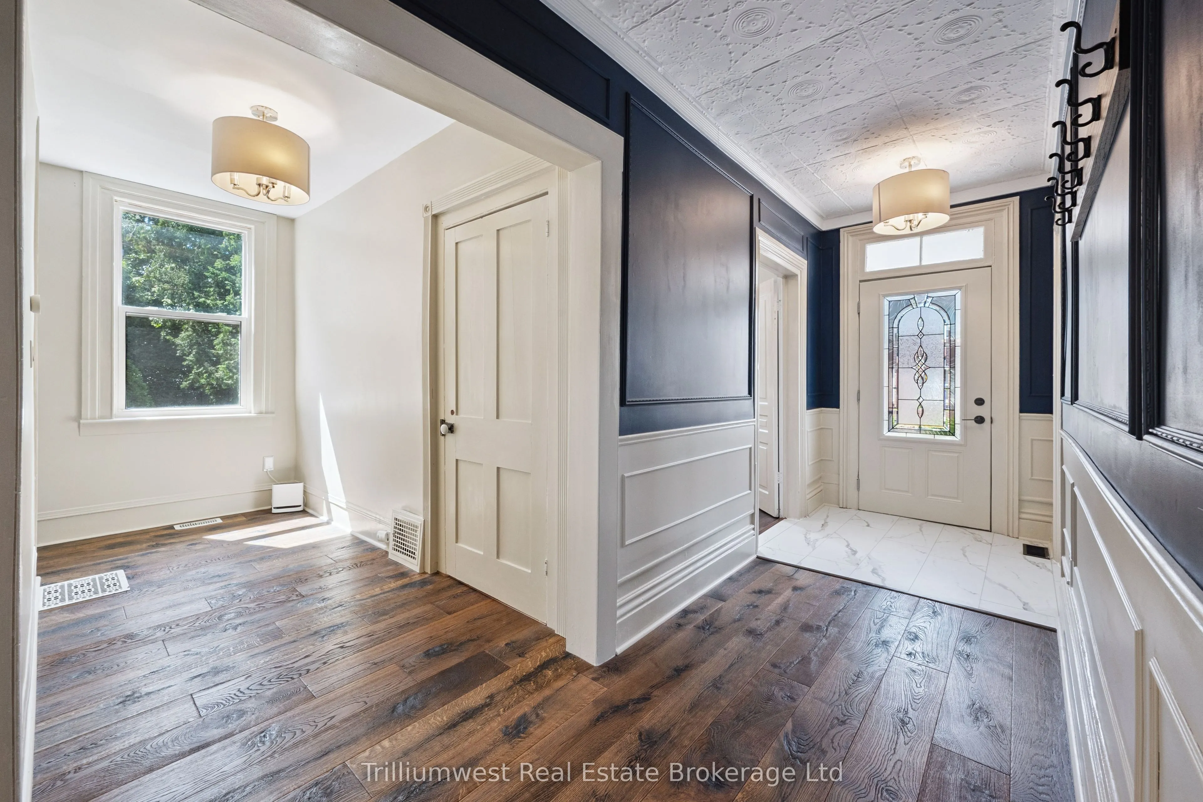 10 James Street W