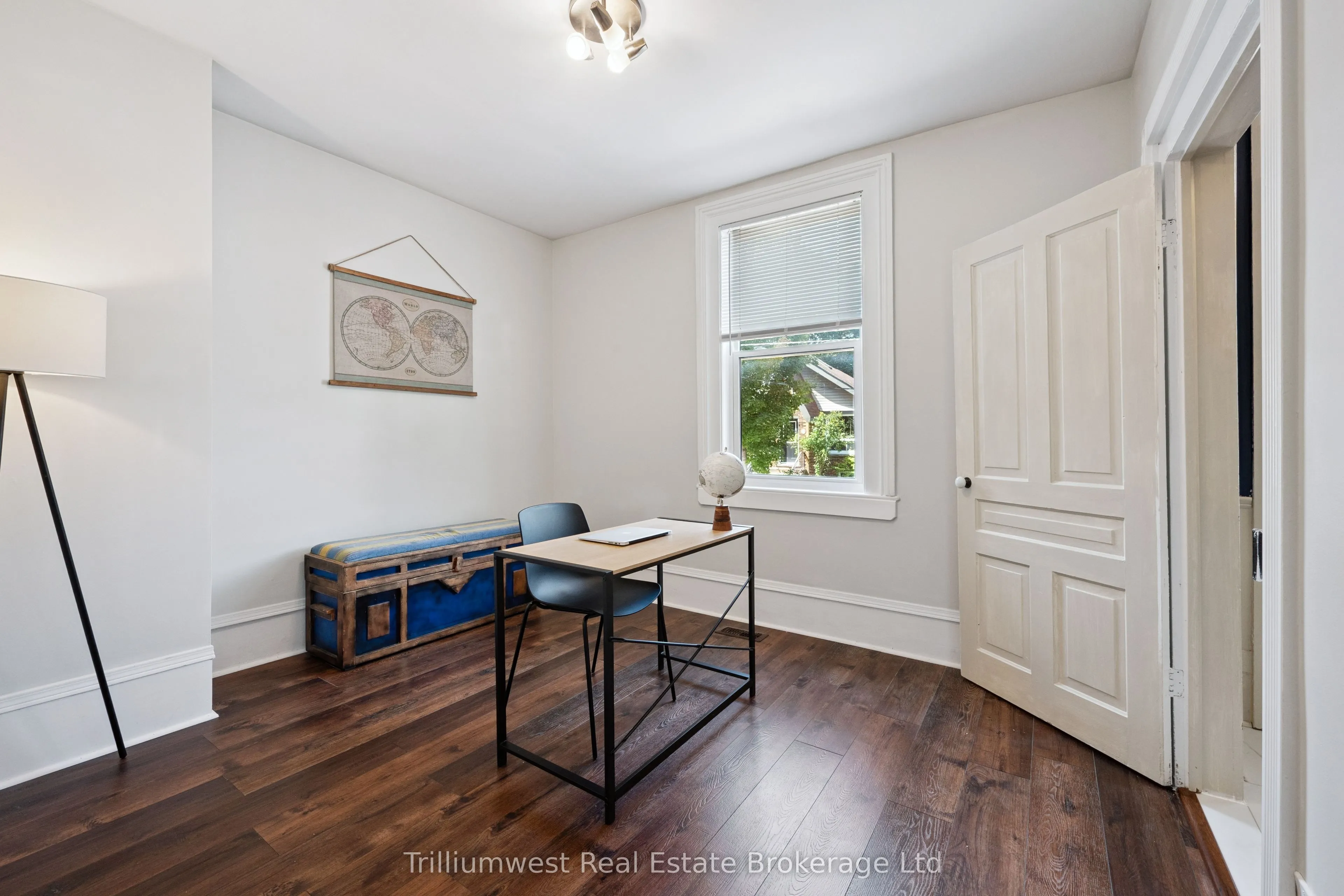 10 James Street W