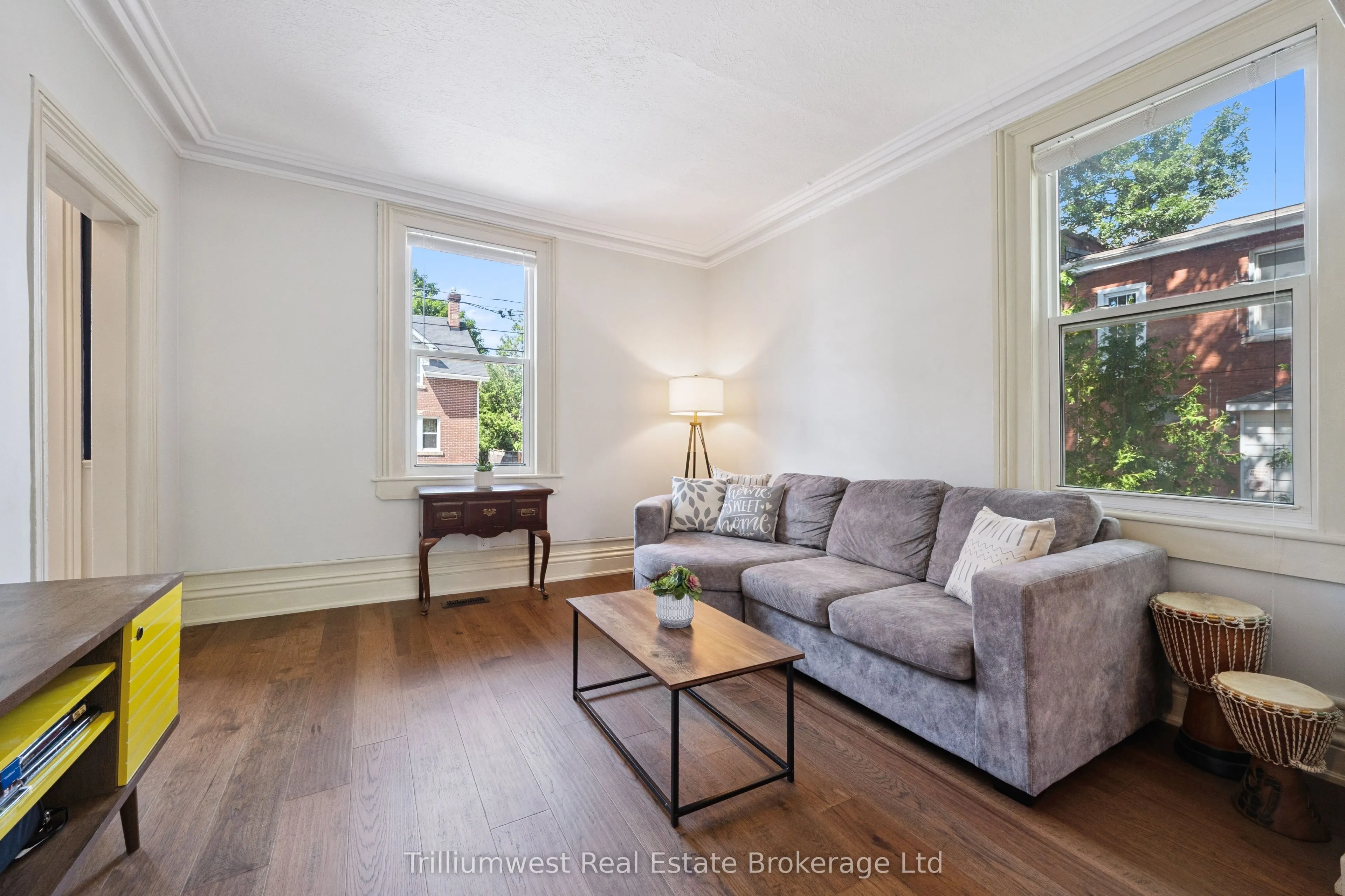 10 James Street W