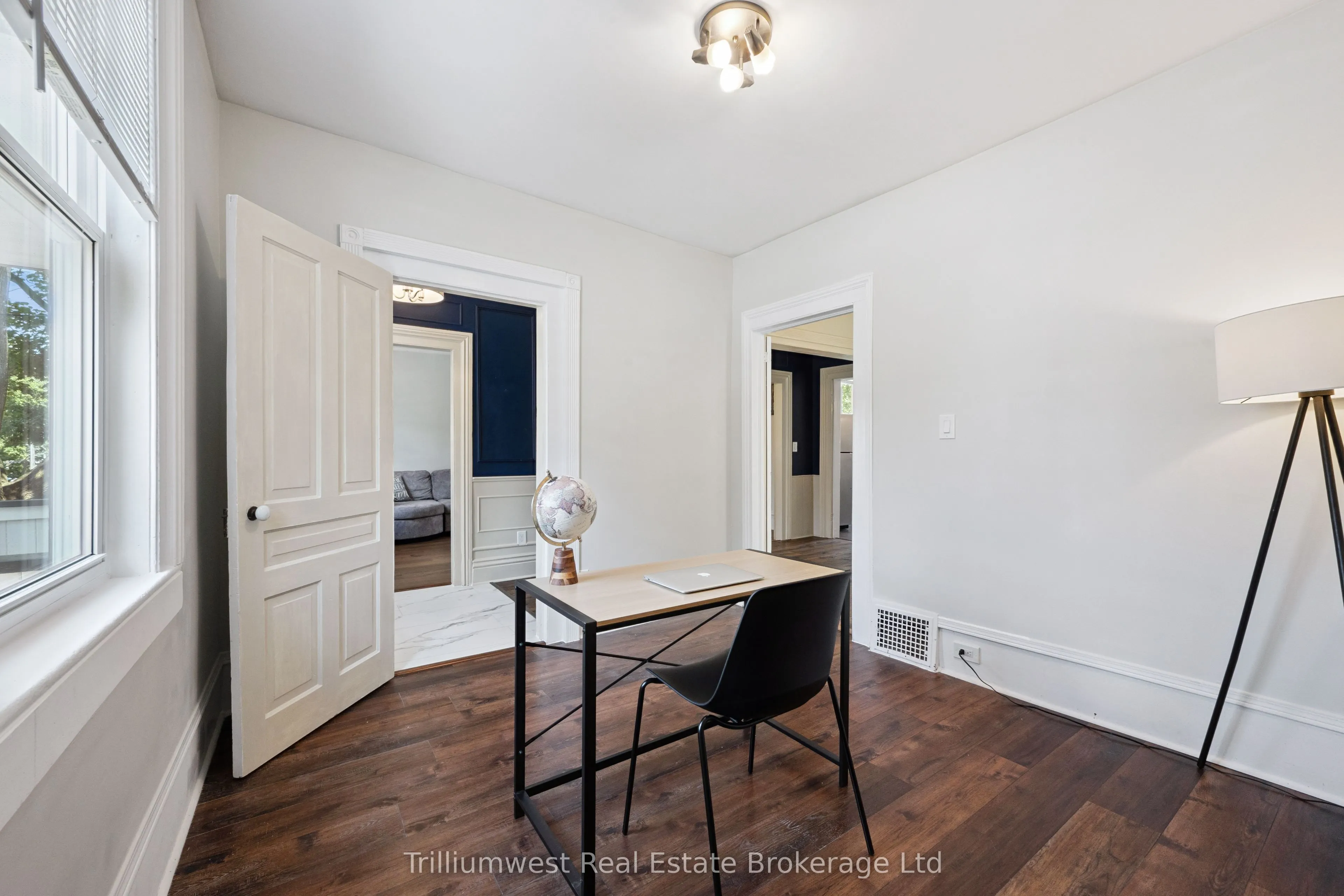 10 James Street W