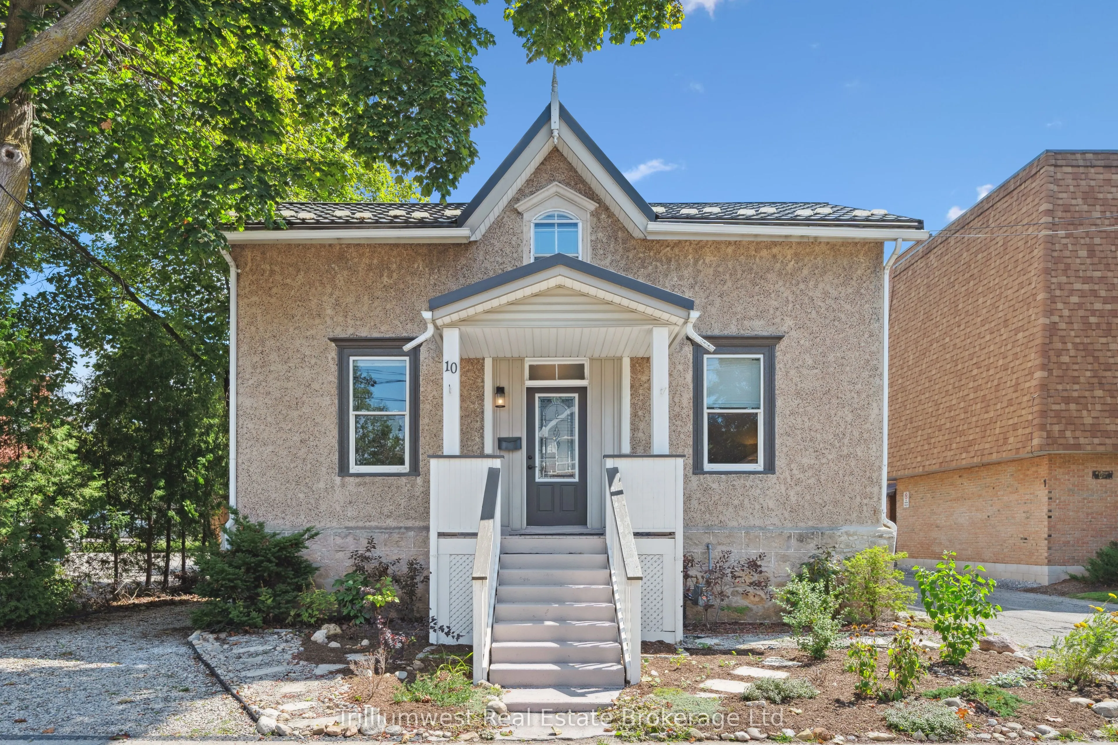 10 James Street W