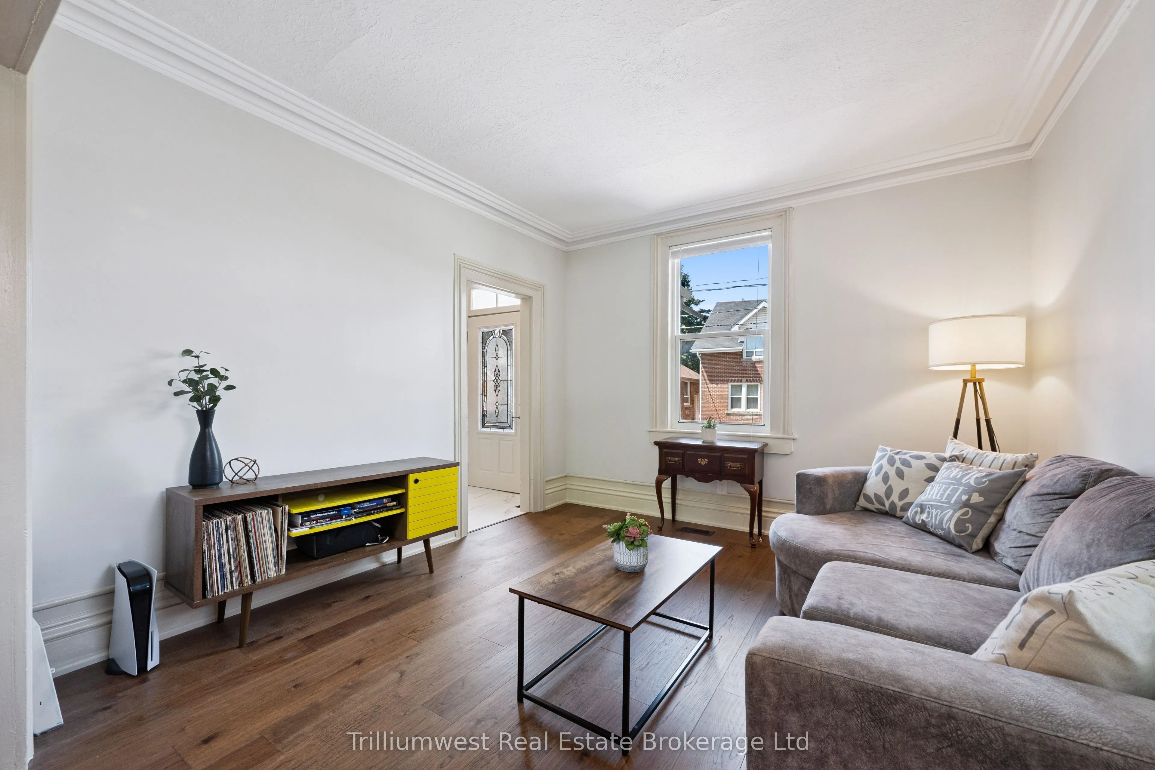 10 James Street W
