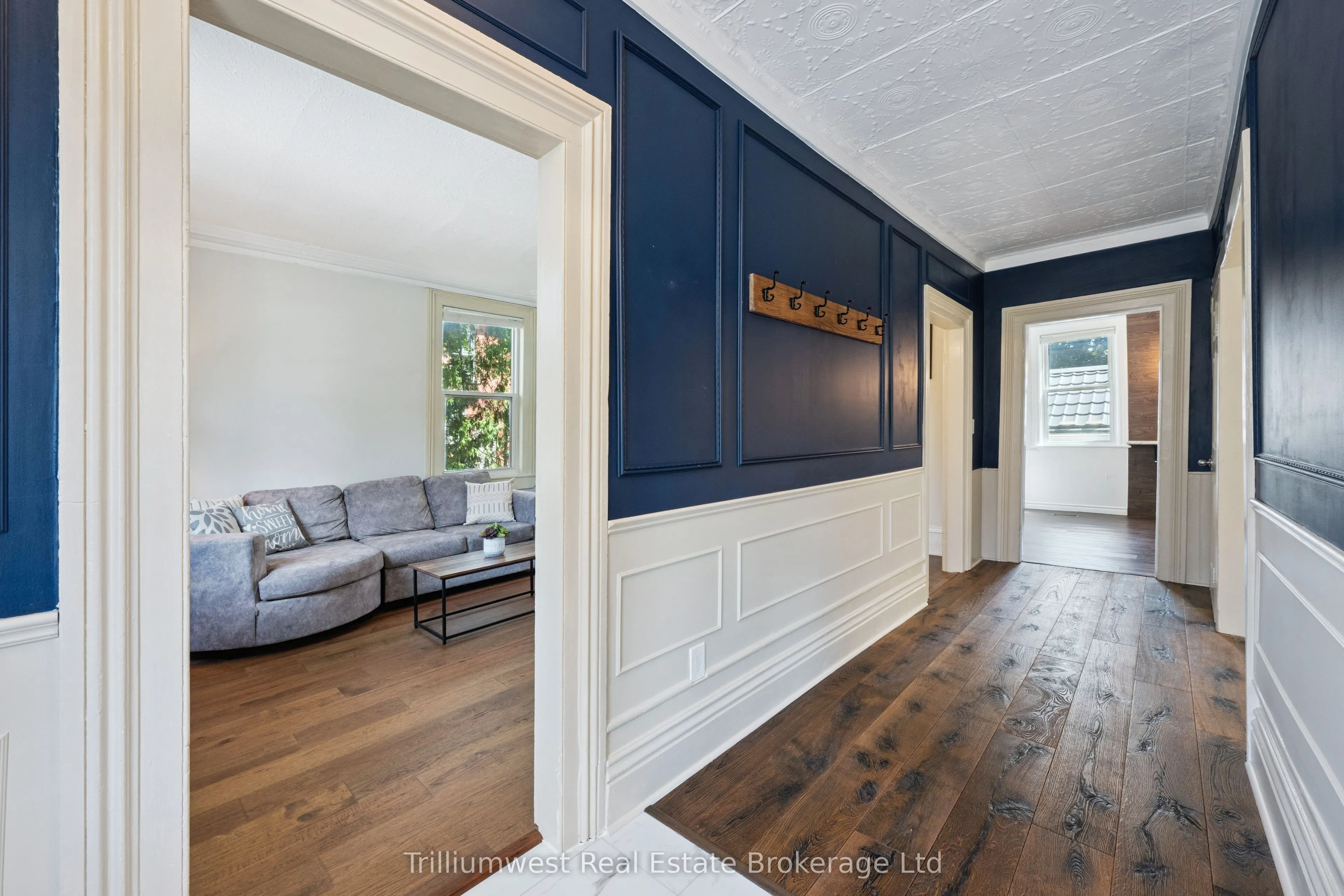 10 James Street W