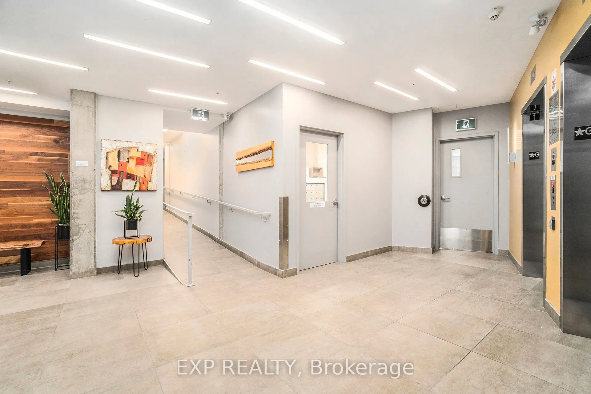 1000 Wellington Street W, #206