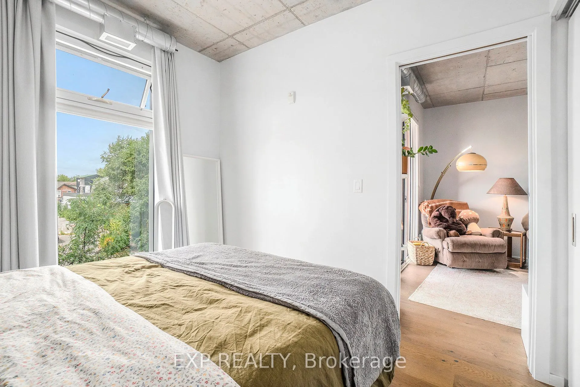 1000 Wellington Street W, #206