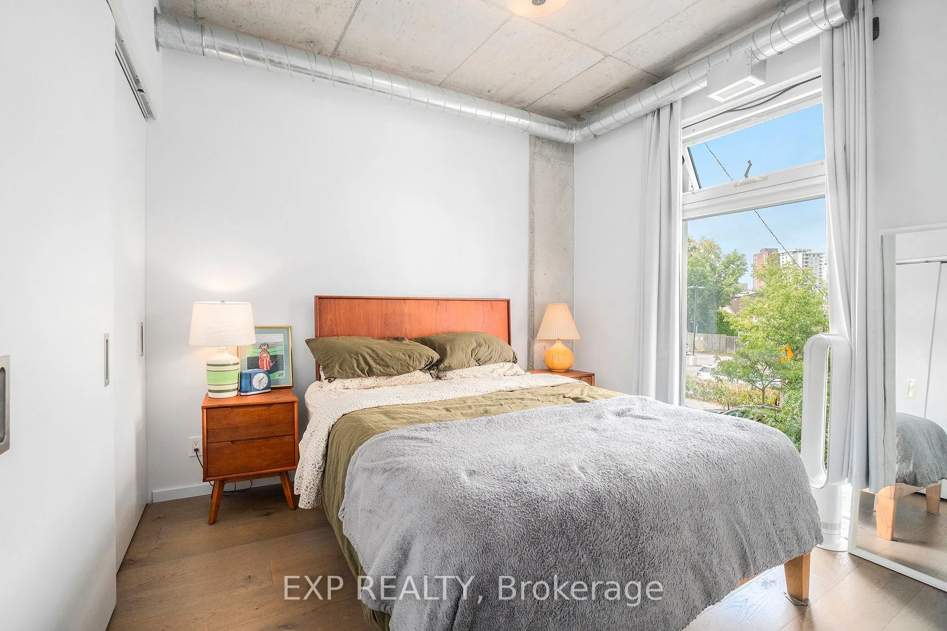 1000 Wellington Street W, #206
