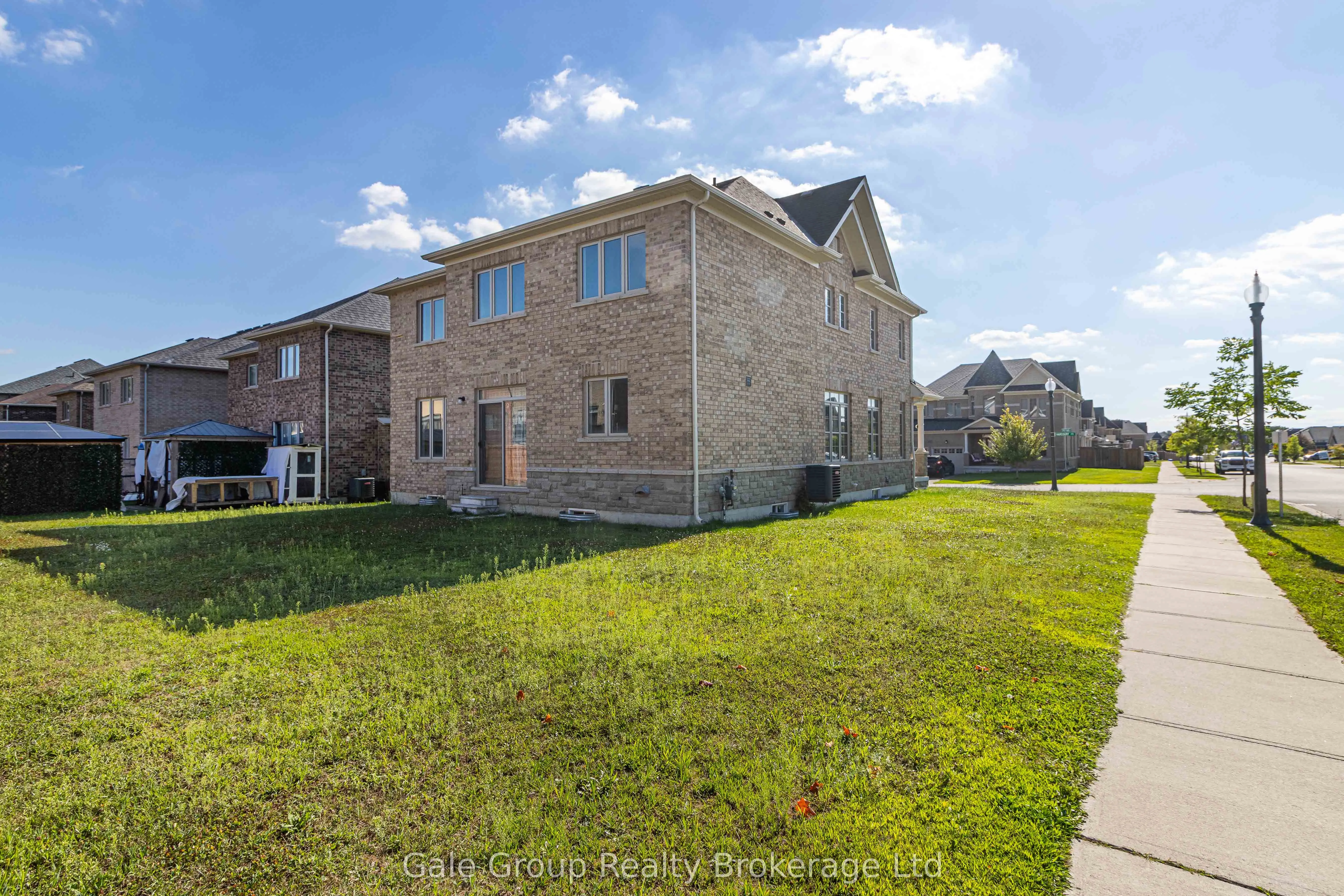 200 Harcourt Crescent S