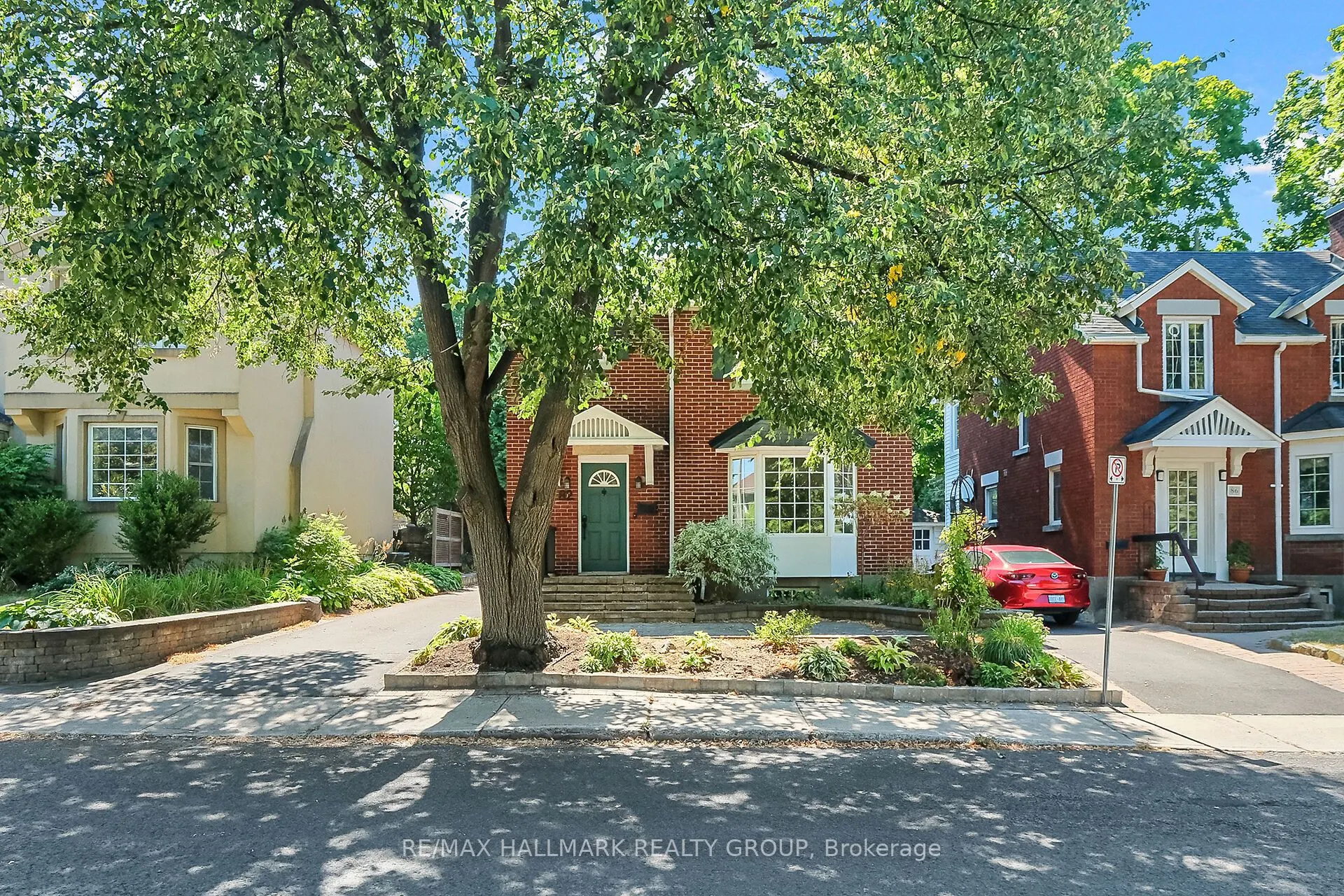 82 Laurentian Place