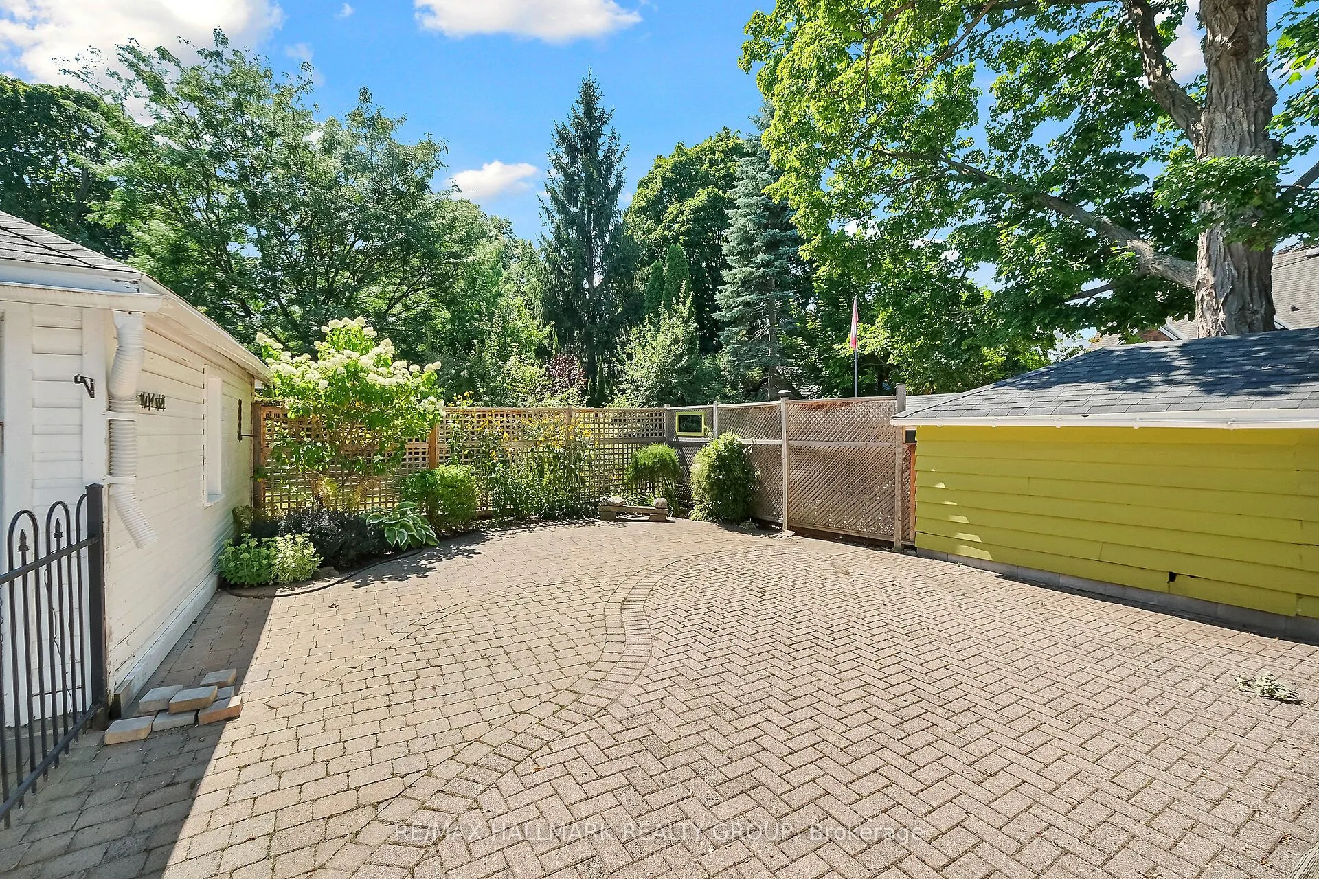 82 Laurentian Place
