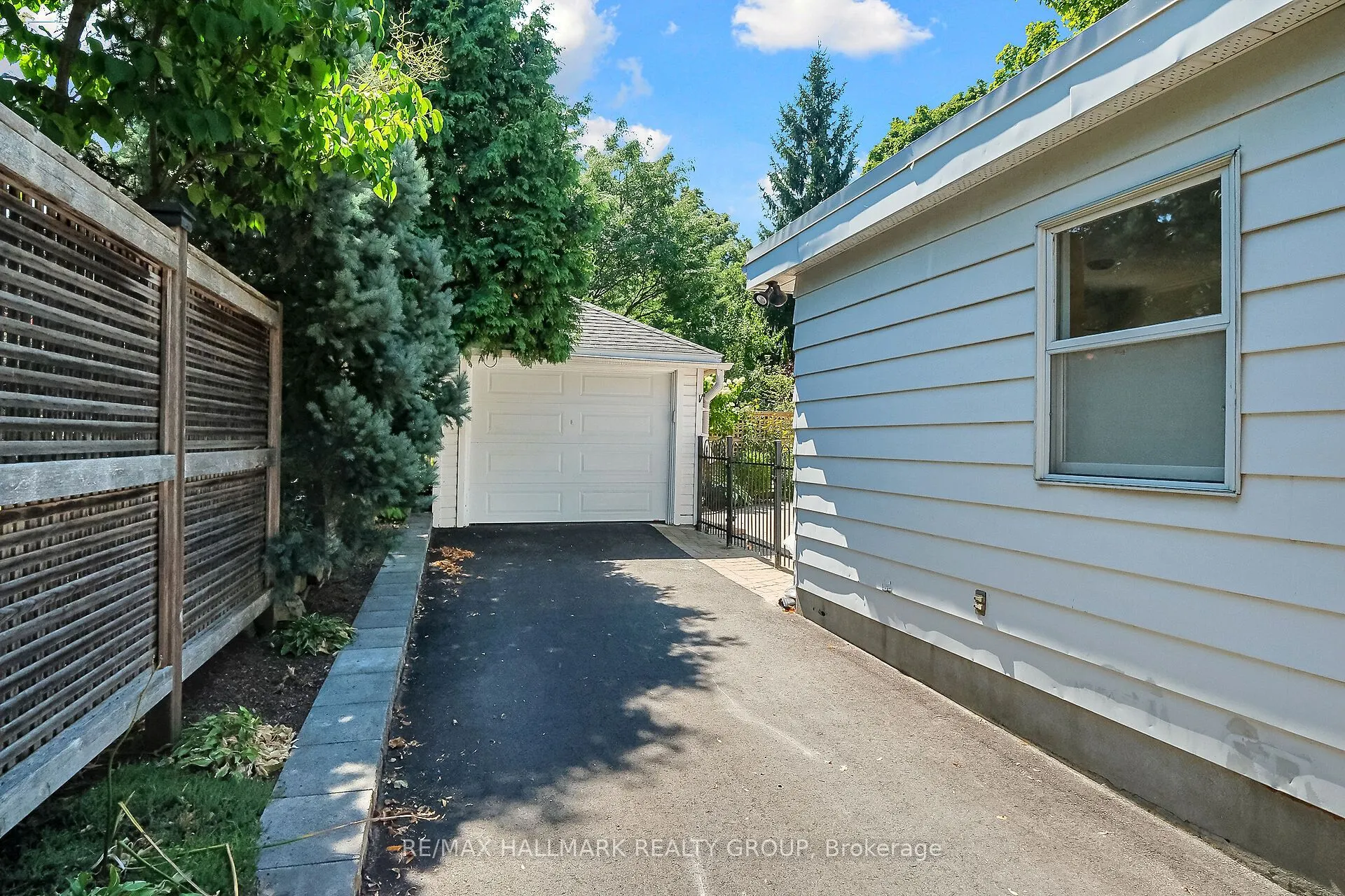 82 Laurentian Place