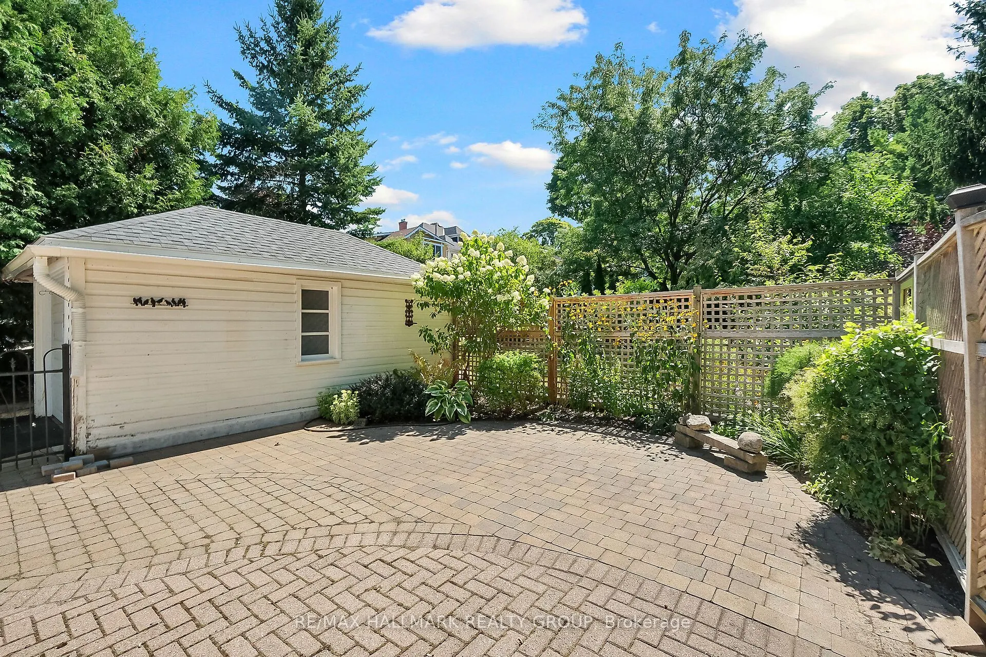 82 Laurentian Place