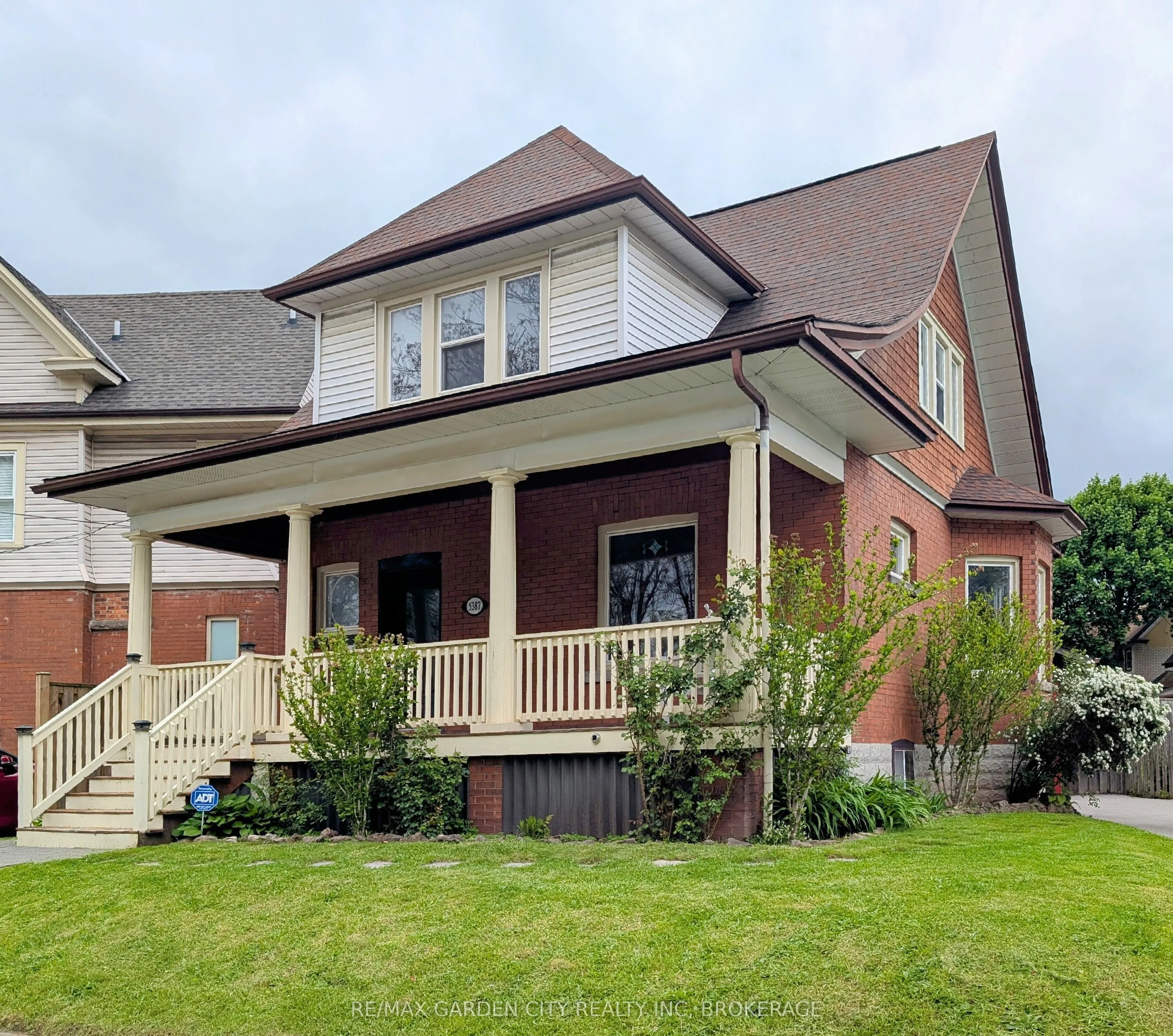 5387 College Crescent