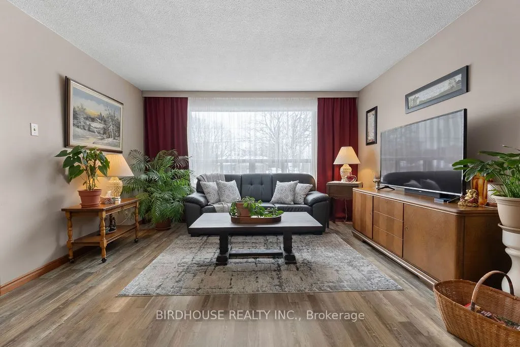 202 Mary Street W