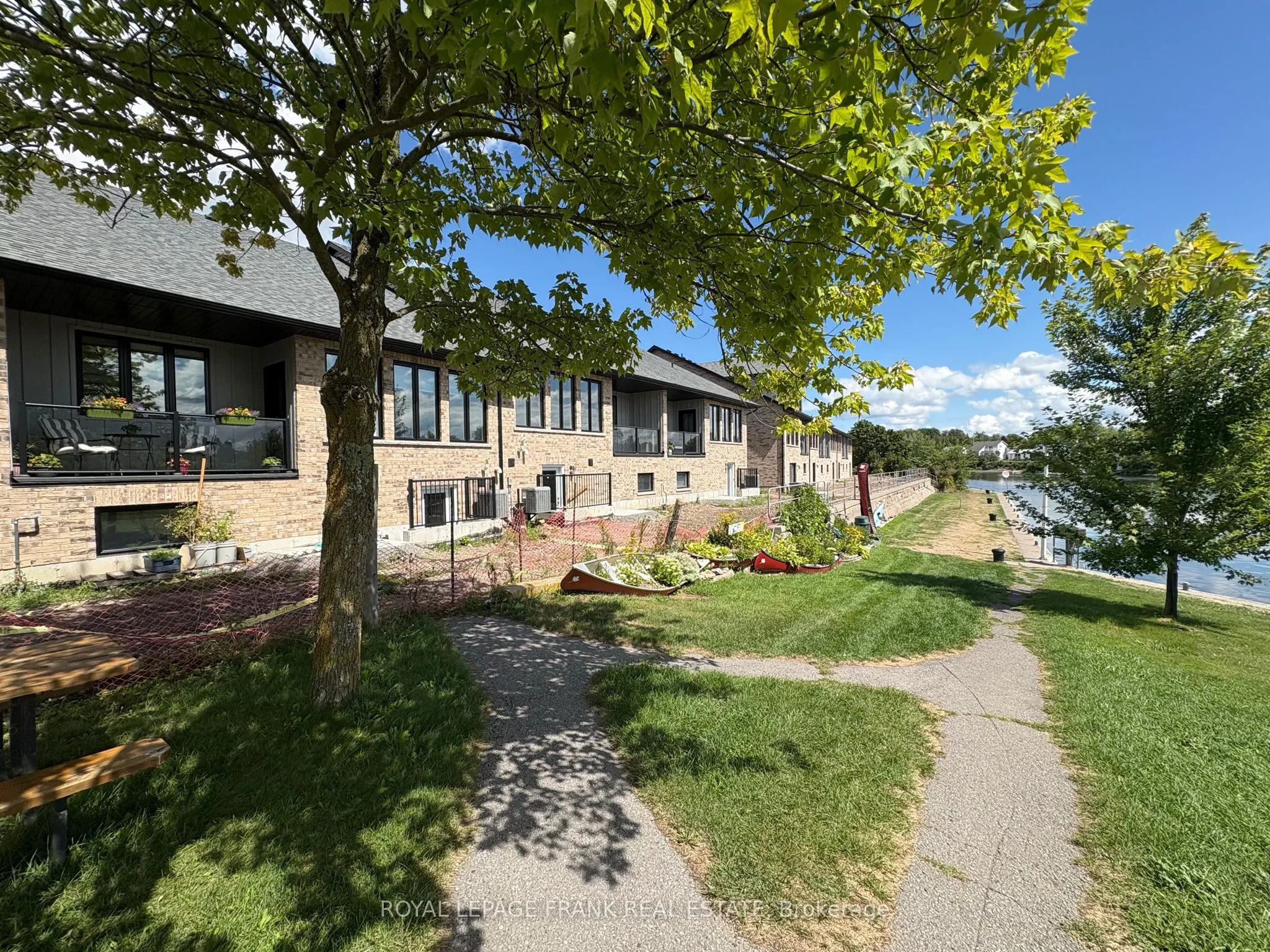 6 Pond Street