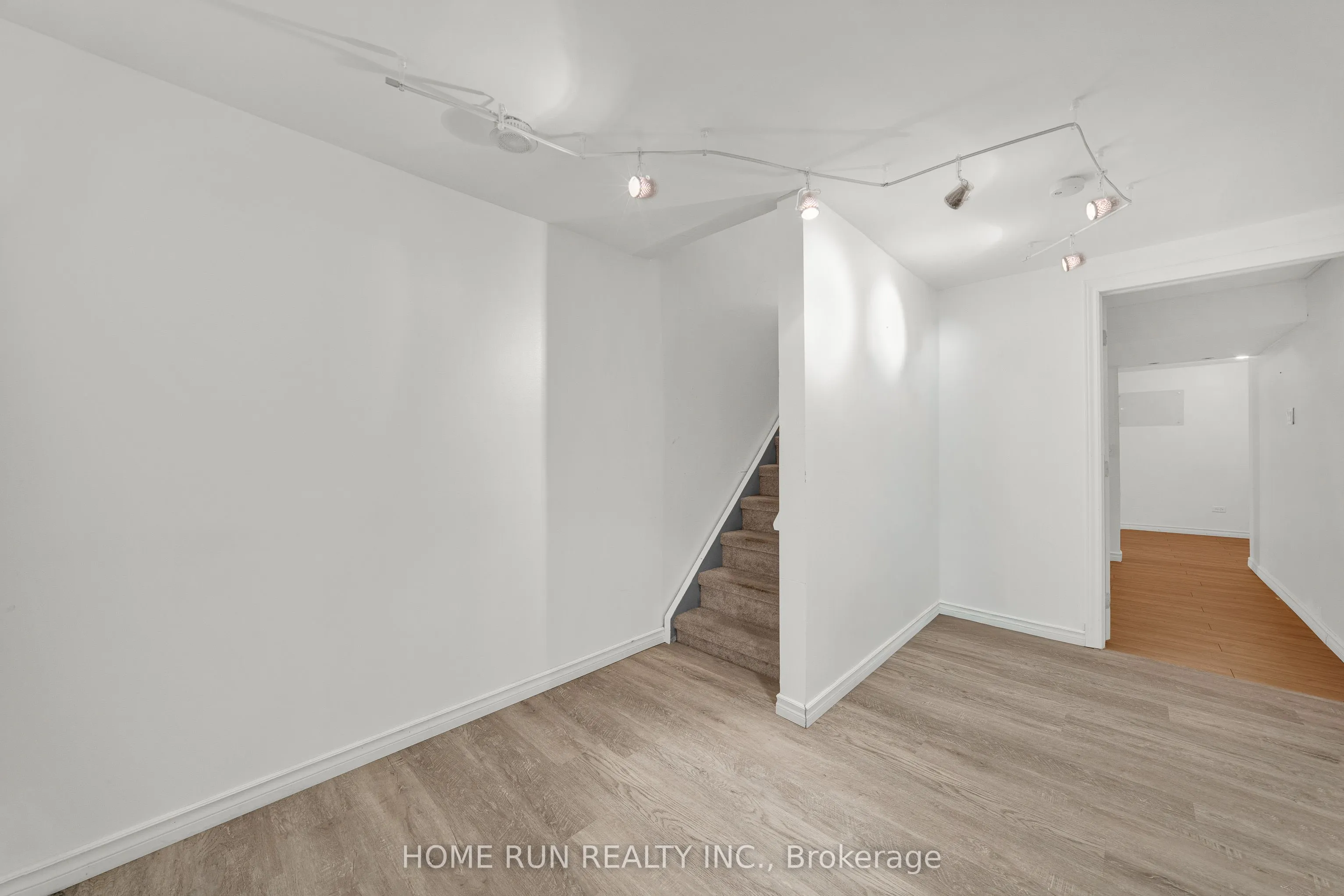 2555 HUNTERS POINT Crescent