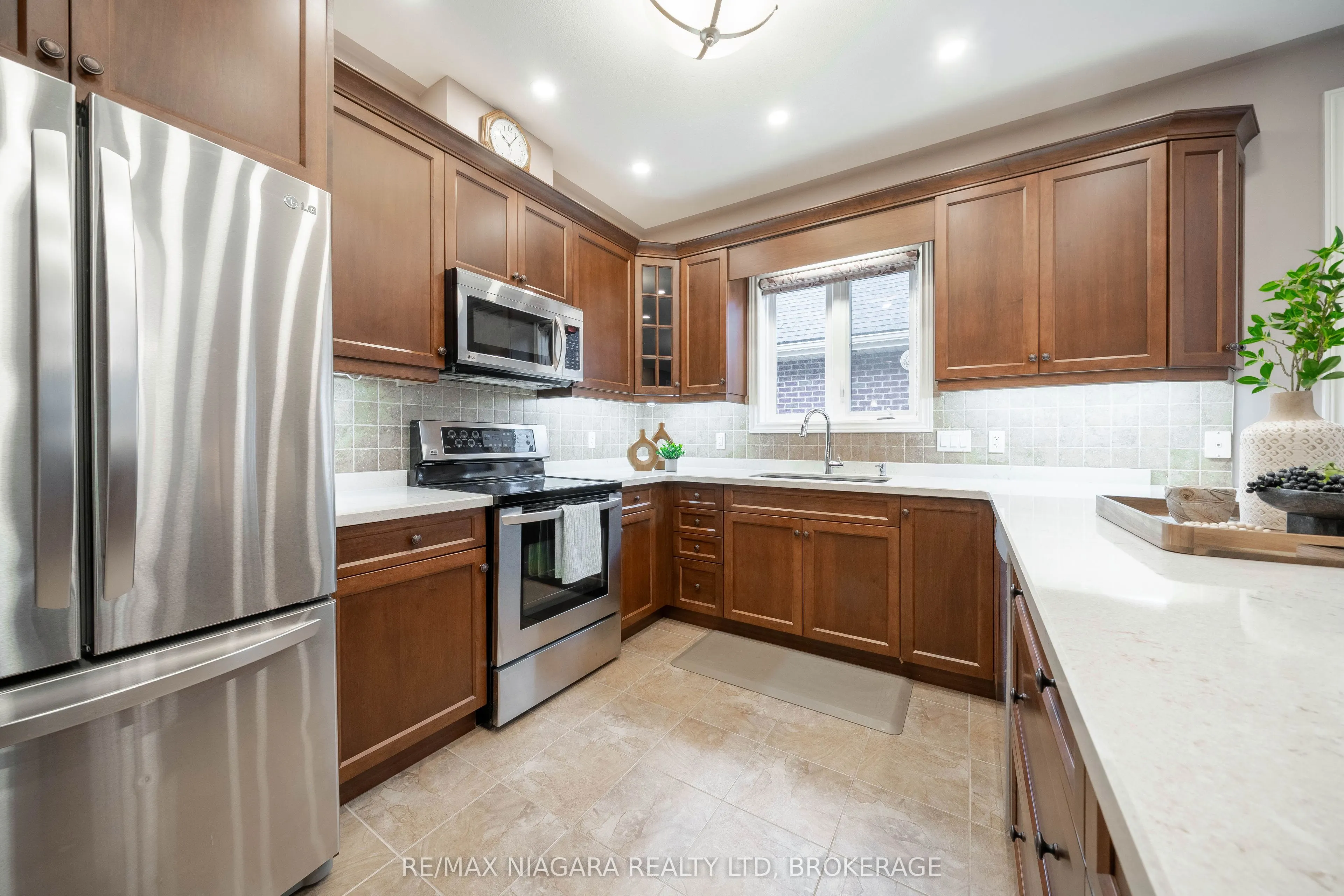 27 HICKORY Avenue
