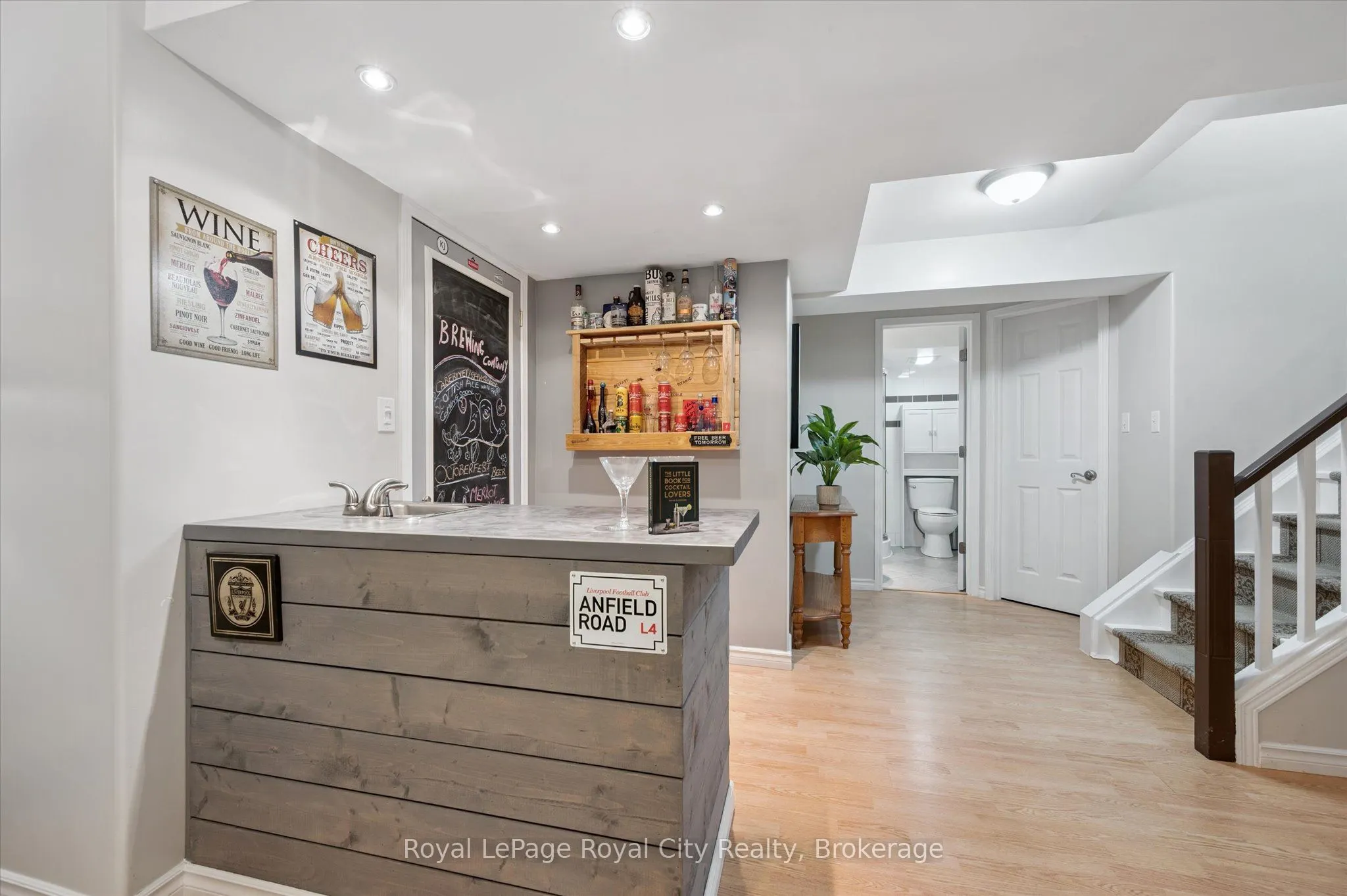 27 Oakridge Crescent
