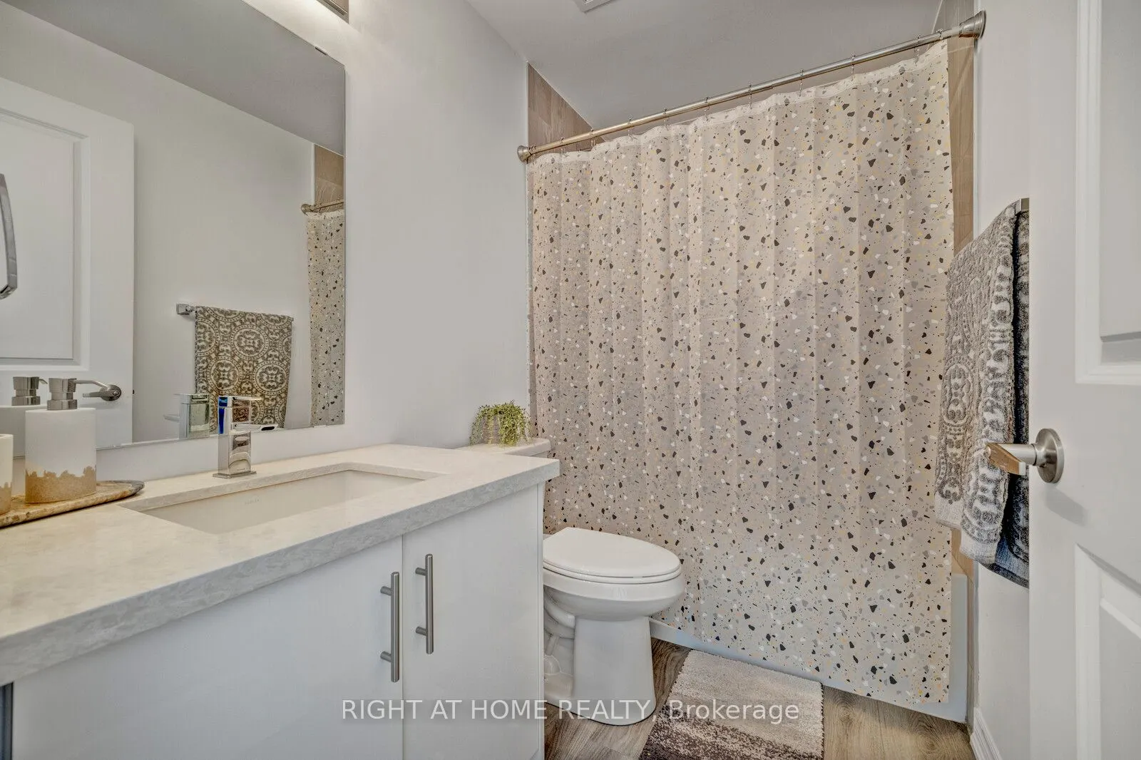 450 Dundas Street E
