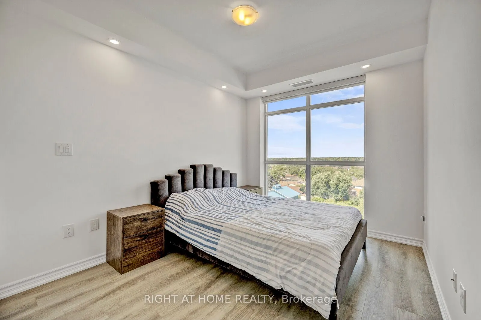 450 Dundas Street E