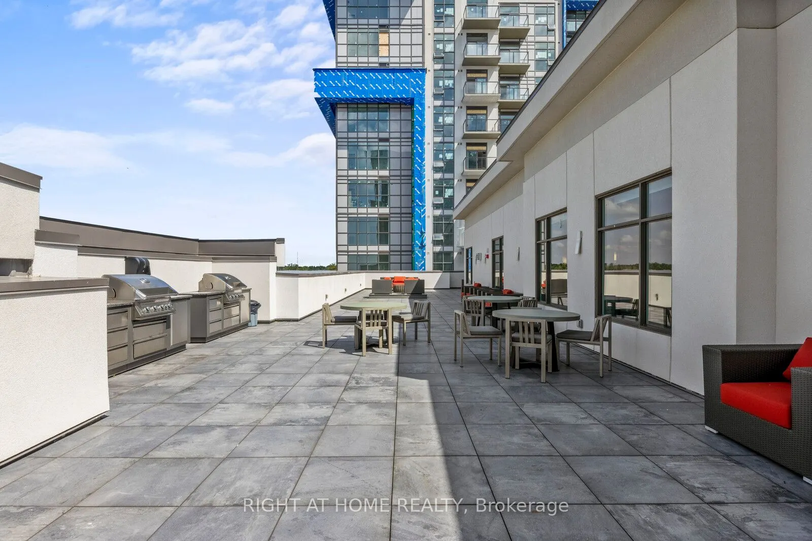 450 Dundas Street E