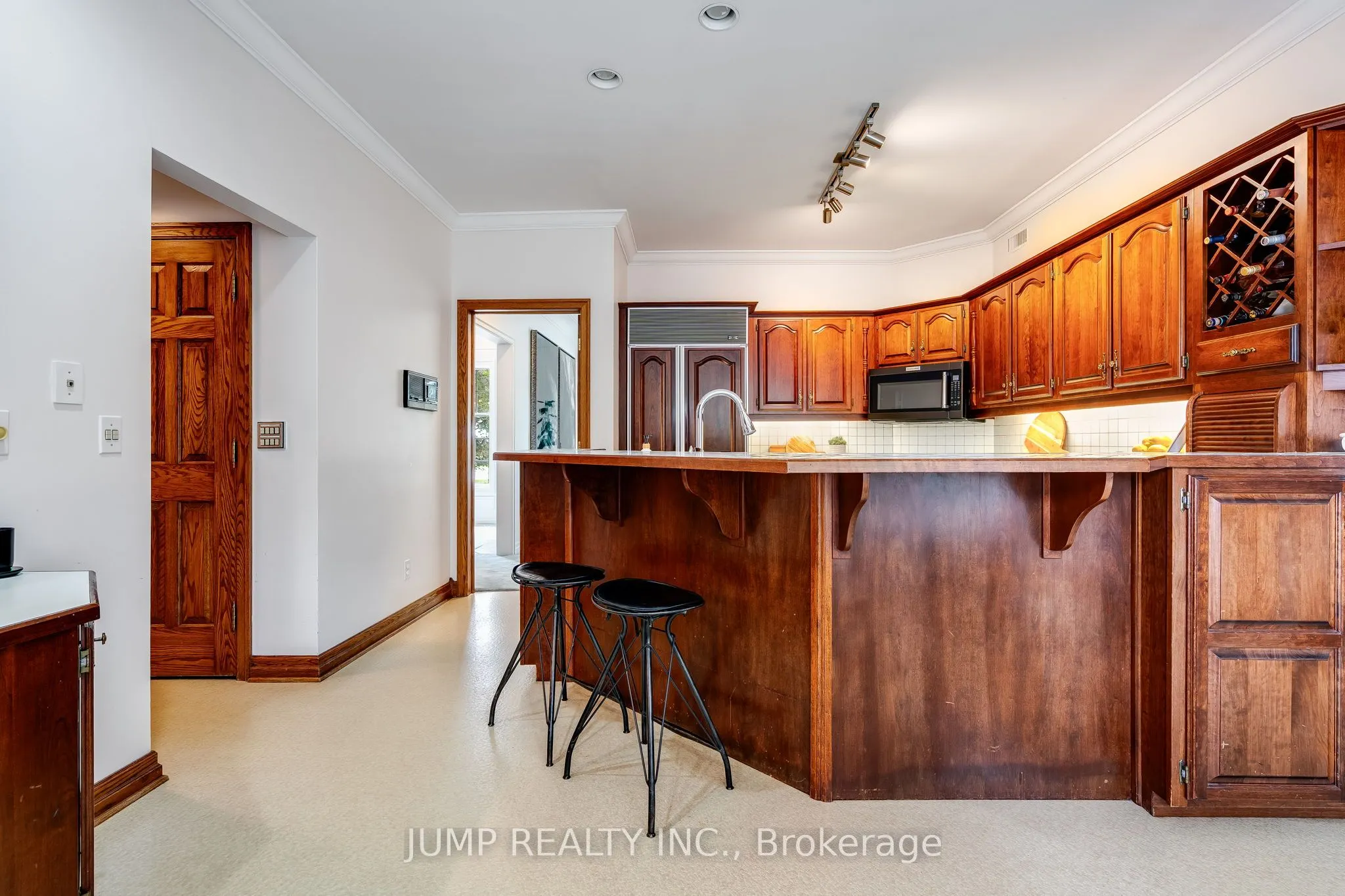 323 Talbot Street S