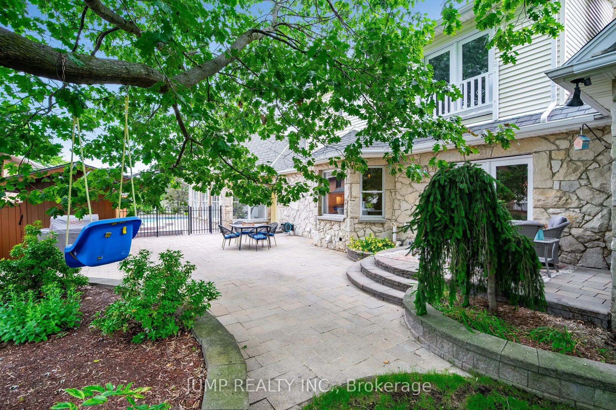 323 Talbot Street S