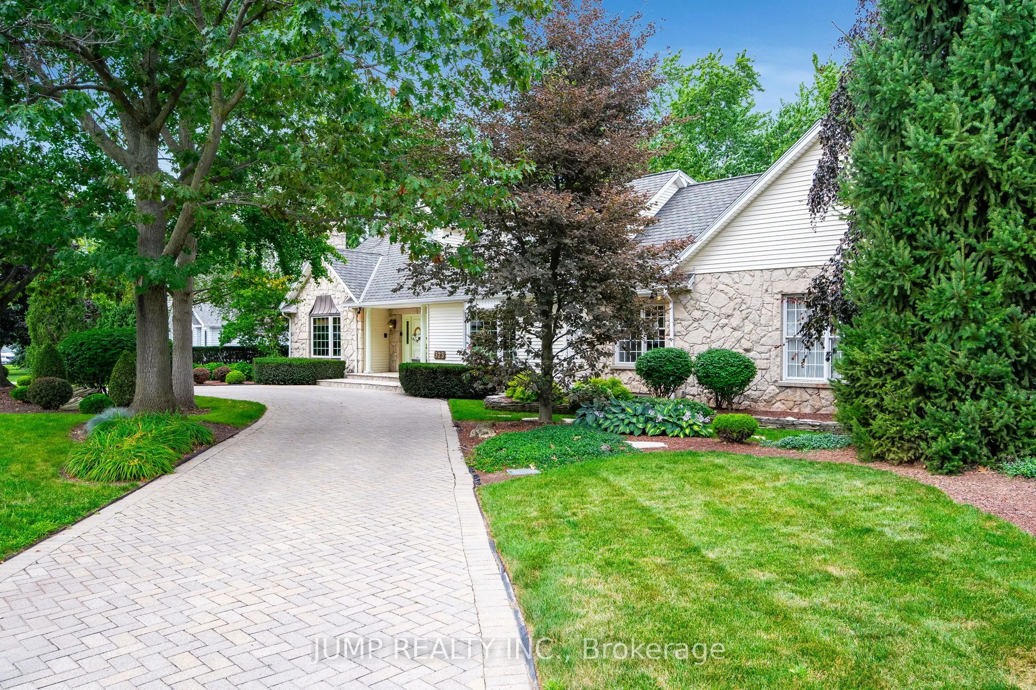 323 Talbot Street S